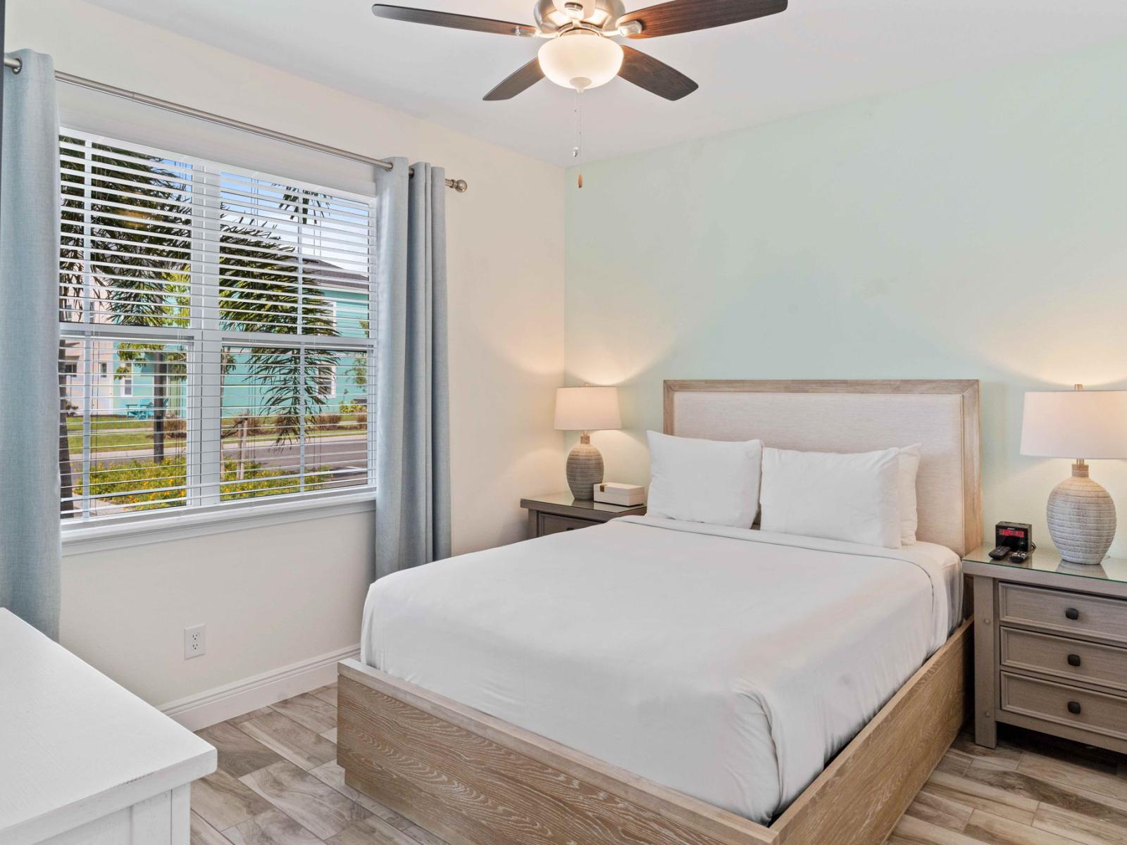 Cozy bedroom  of the cottage in Kissimmee Florida - A comfortable retreat for rest and relaxation - Plush double bed - Clean lines and refined details for a sophisticated look - Smart TV and Netflix