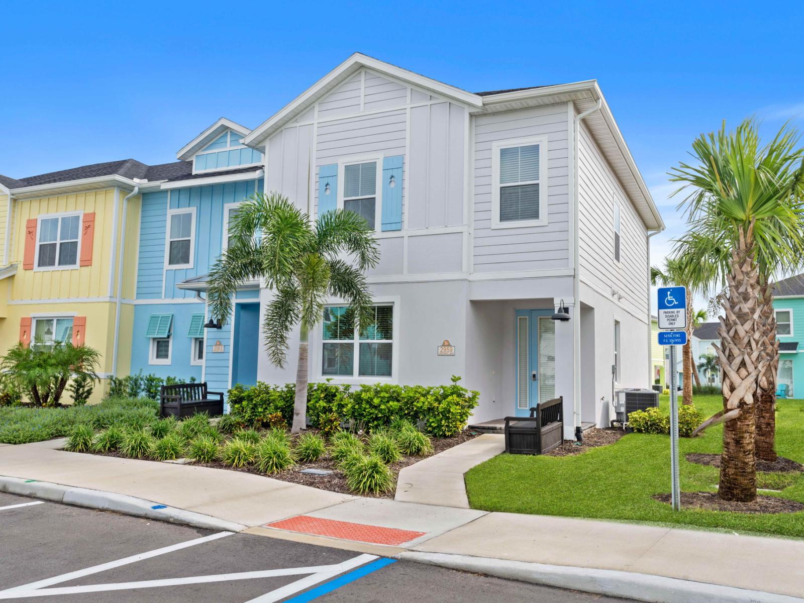 Inviting entrance of the cottage in Kissimmee Florida - Enter a world of charm and comfort through beautifully adorned entrance - An unforgettable stay