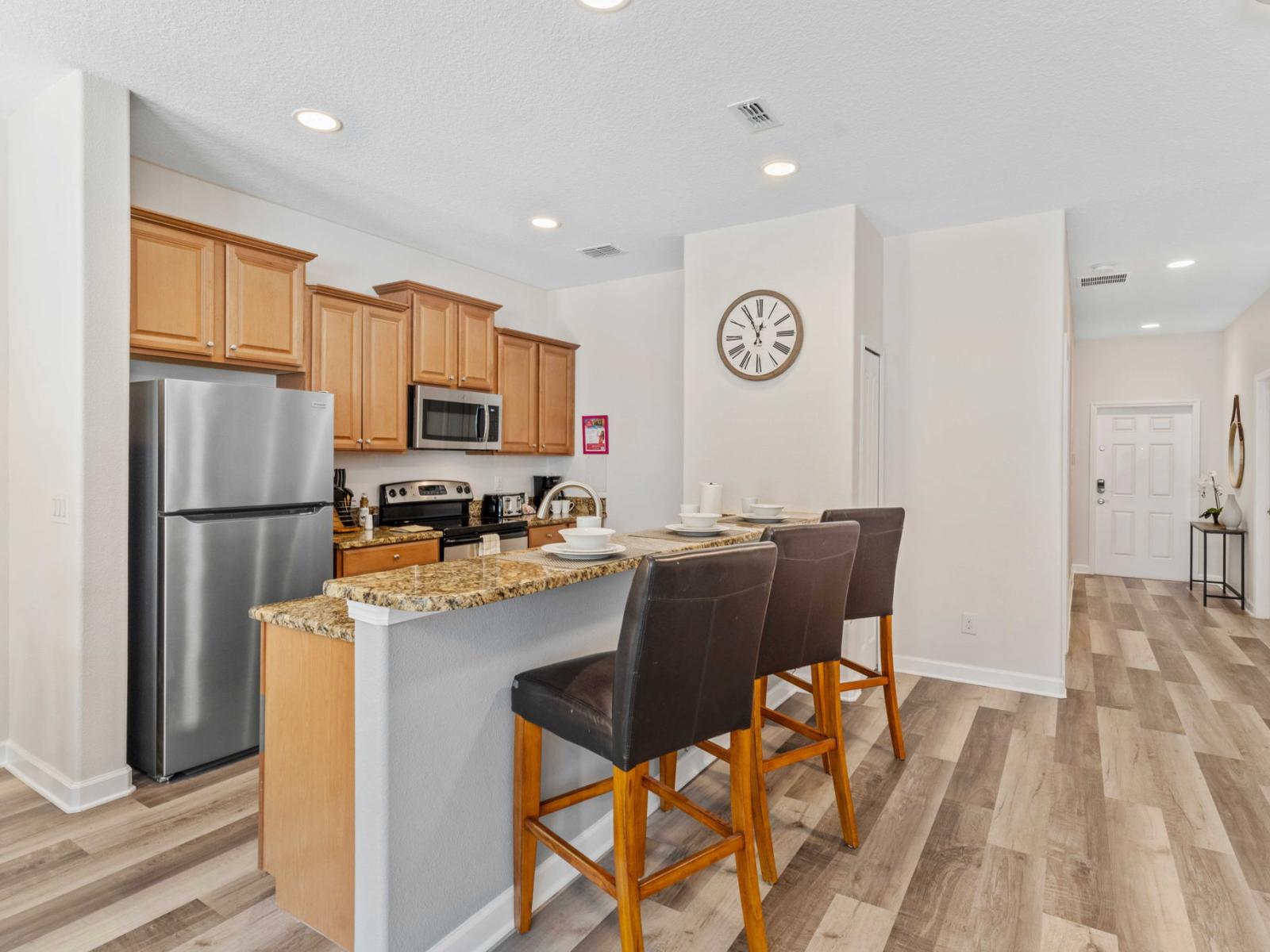 Chic kitchen of the townhouse in Kissimmee Florida - Full equipped kitchen - Elevate your cooking experience in a kitchen designed for convenience - Breakfast bar and high chairs