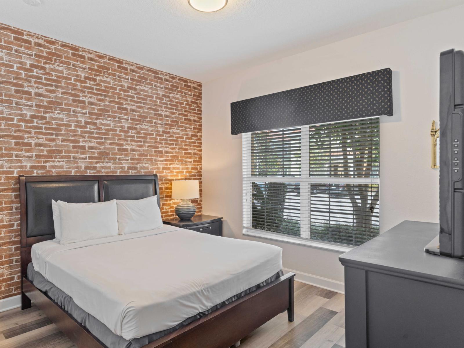 Bright bedroom of the townhouse in Kissimmee Florida - Smart TV and Netflix - Cozy retreat with a plush bed, perfect for relaxation - Large window with amazing views