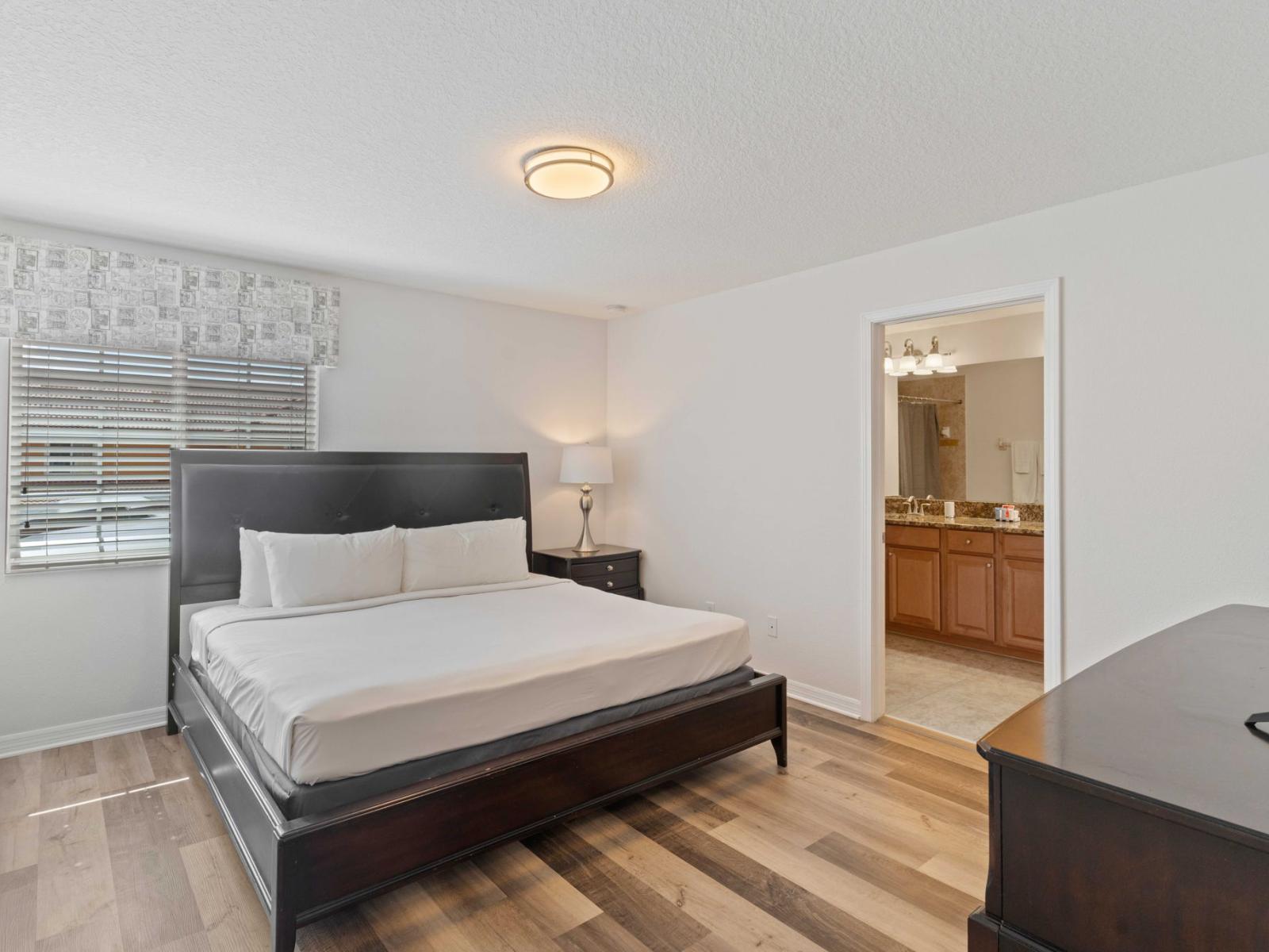 Captivating bedroom of the townhouse in Kissimmee Florida - Spacious Retreat, featuring comfy double bed - Private En-suite bathroom - Smart TV and Netflix