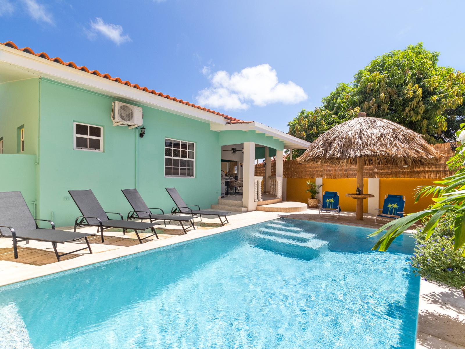 "Very nice house in the north of the island, close to many commodities while not into the heart of Palm beach, which is a very good point. the communication with Stuart and Julia was very easy and efficient. very nice stay in Aruba !" - Romain *****