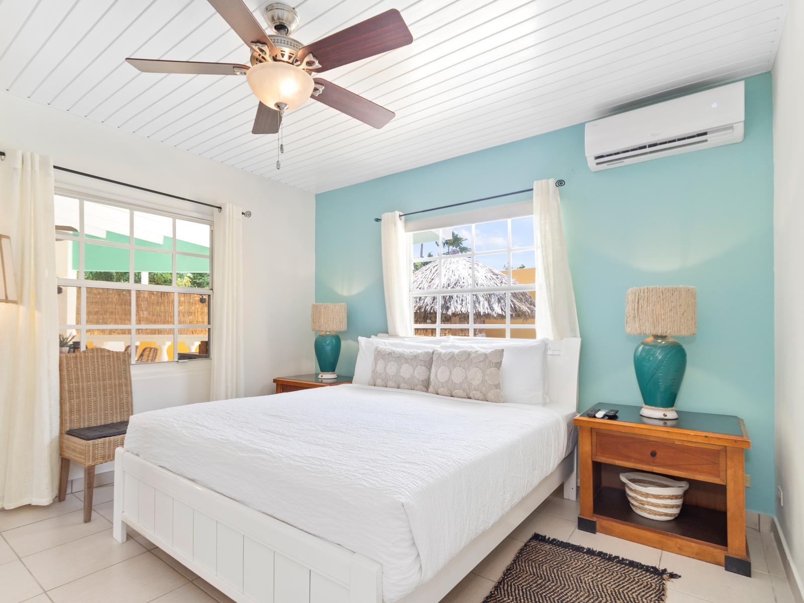 Opulent Bedroom of the 3BR House in Noord Aruba - Cosy King size Bed - Stunning large windows of the bedroom with mesmerising views  - Beautiful table Lamps - Elegantly decored room - Majestic ambiance - TV and Netflix available