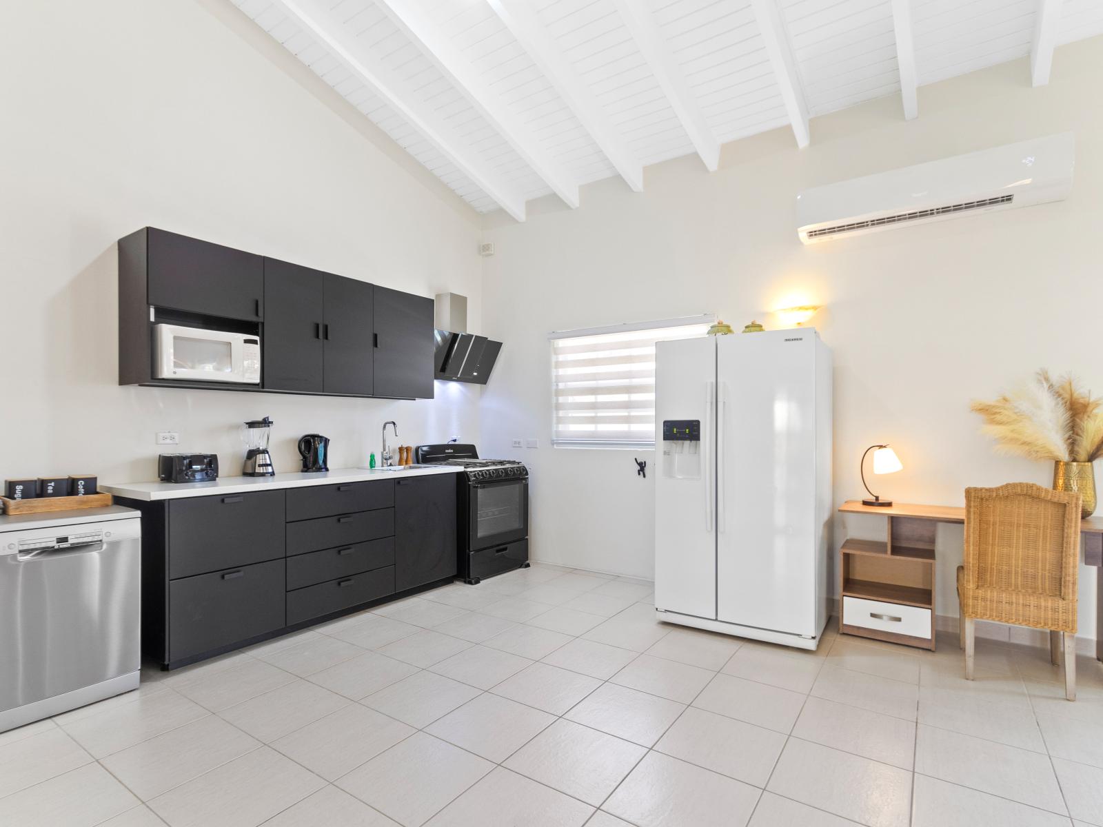 Panoramic Luxury and fully equipped Kitchen of the 3BR House in Noord Aruba - Availability of all kitchen accessories - Ample amount of storage - Beautiful lighting scheme - Dedicated work station with beautiful table lamp - Elegantly decored space