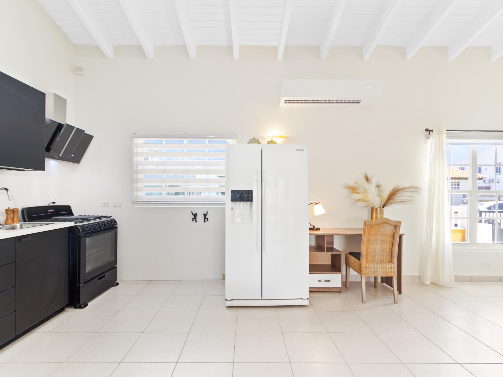 Fully equipped kitchen of the 3BR House in Noord Aruba - Availability of all kitchen accessories - Elegant lighting - Sufficient space to walk and work according to your ease - Excellent bright space