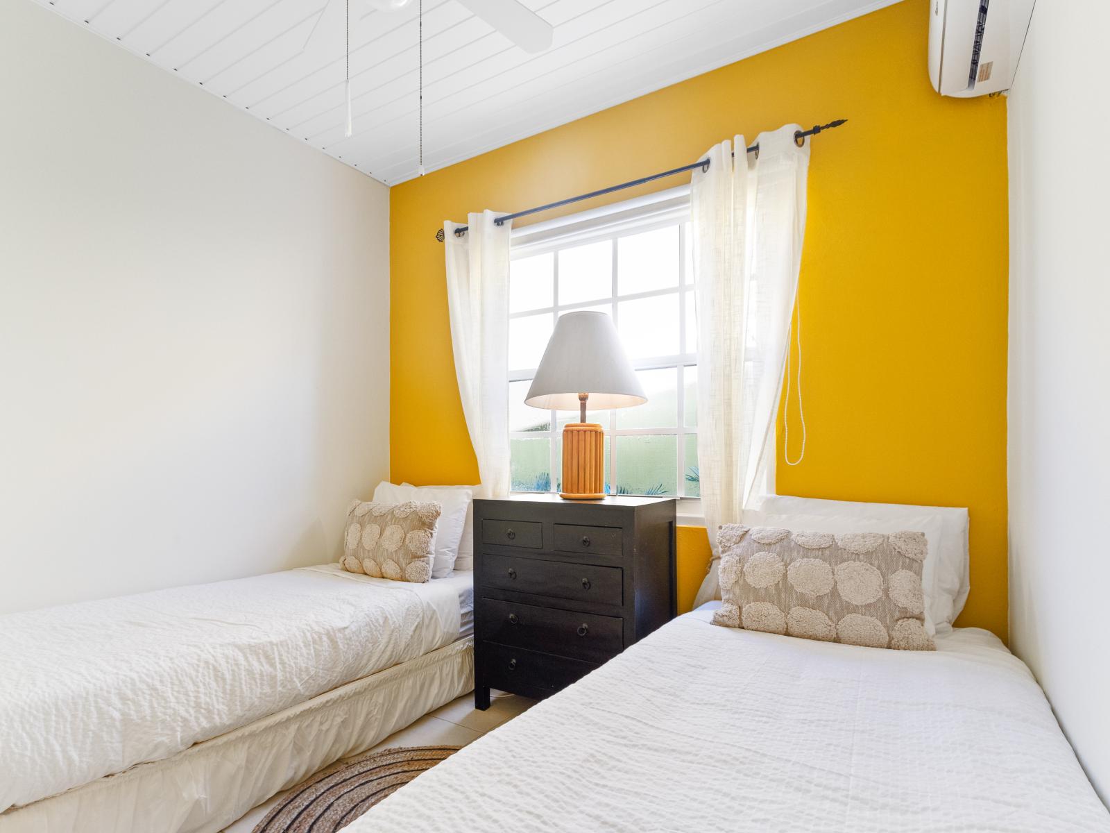 Exquisite single Bedroom of the 3BR House in Noord, Aruba - Cosy 2 single Beds - Stunning large window of the bedroom for ventilation - Beautiful table Lamp - Elegantly decored room - Superb aesthetic chandelier