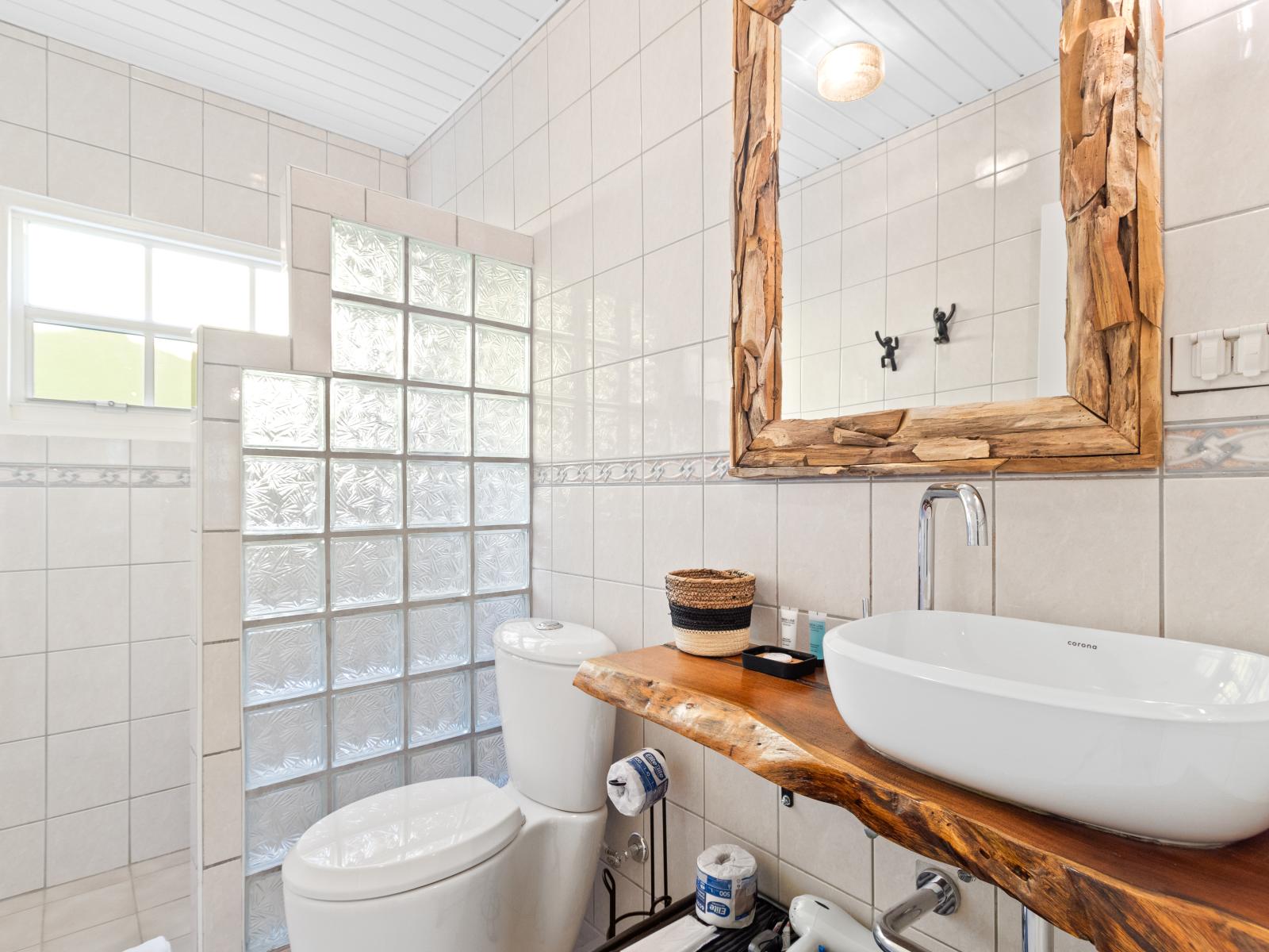 Classy Bathroom of the 3BR House in Noord Aruba - Neat and clean toilet seat - Great lighting - Beautiful Vanity with large size wall mirror - Availability of all Bathroom amenities - Beautiful Separate Shower area