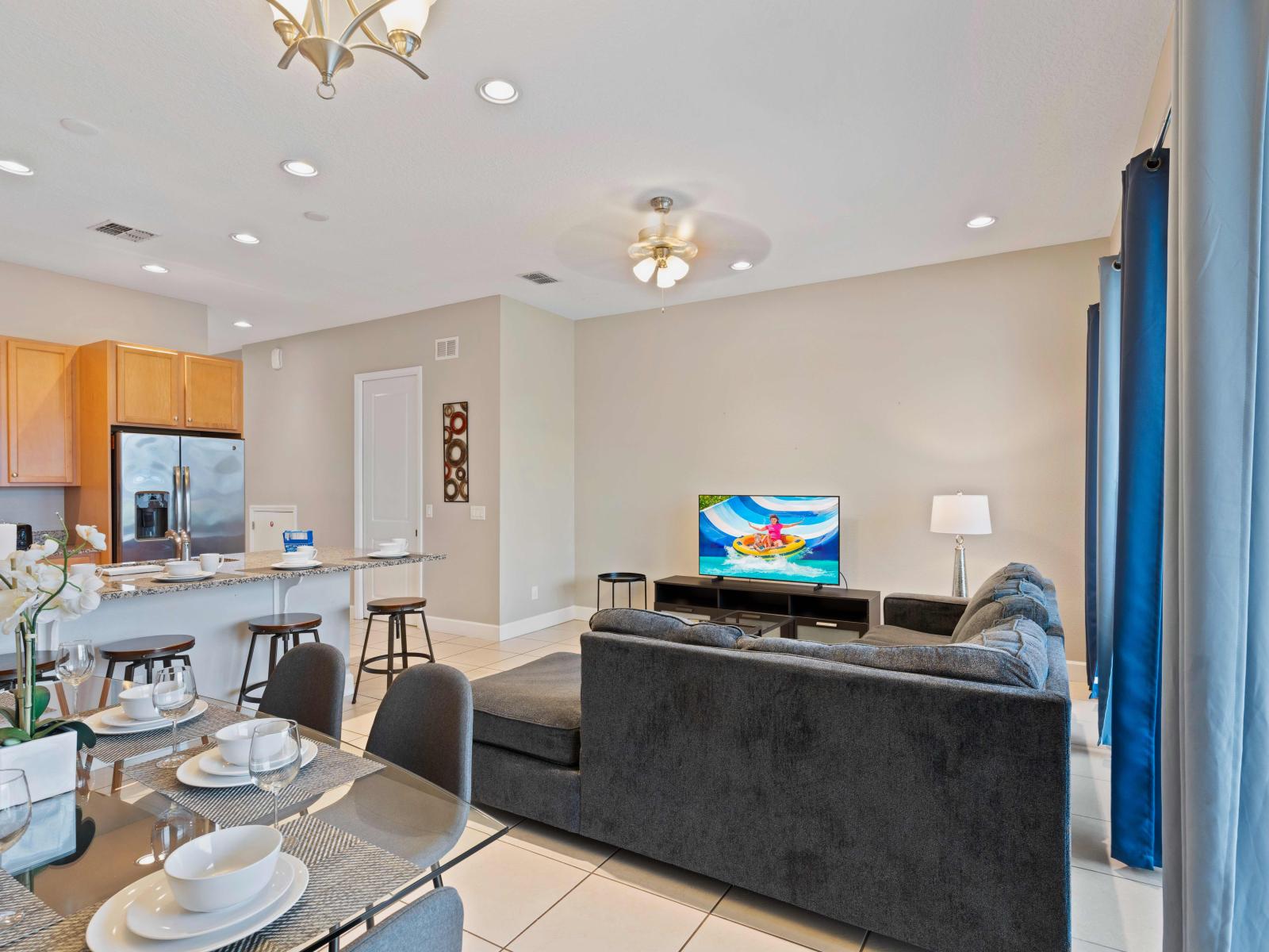 Lush Townhouse in Davenport Florida - Luxurious decor for a lavish ambiance - Spacious open-plan design for a modern feel - Stylish, contemporary furnishings enhancing the aesthetic