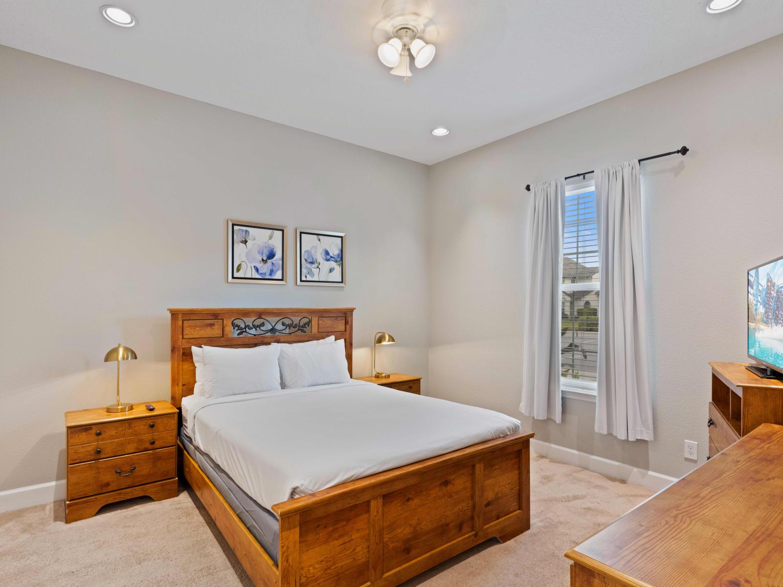 Comfy Bedroom of the Townhouse in Davenport Florida - Smart TV and Netflix Well-appointed bedroom with neutral tones for a calming atmosphere - Cozy Double bed