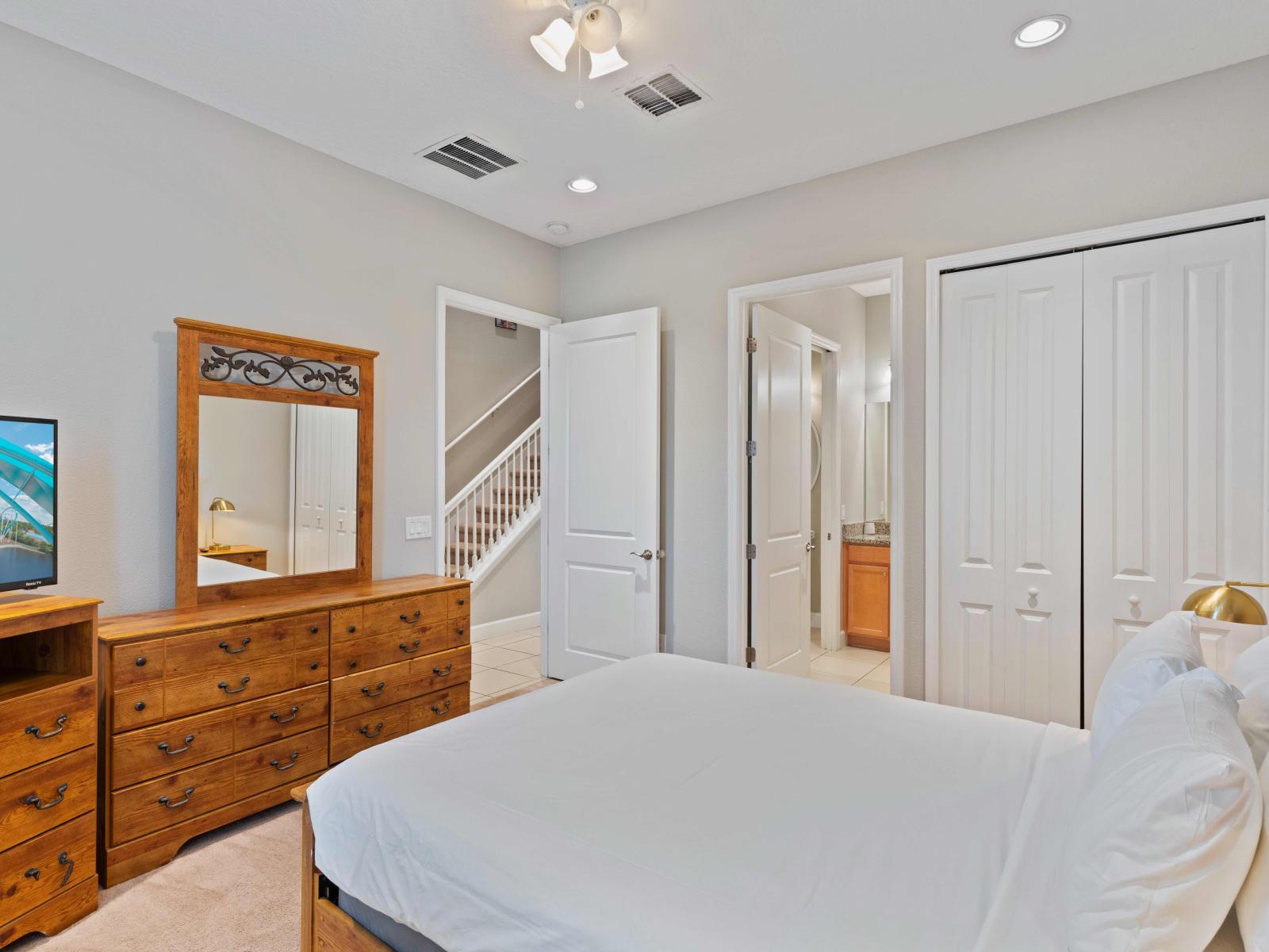 Lofty Bedroom of the Townhouse in Davenport Florida - Comfy Double bed for restful nights - Smart TV and Netflix - Bedroom with a cozy ambiance, blending comfort and aesthetics