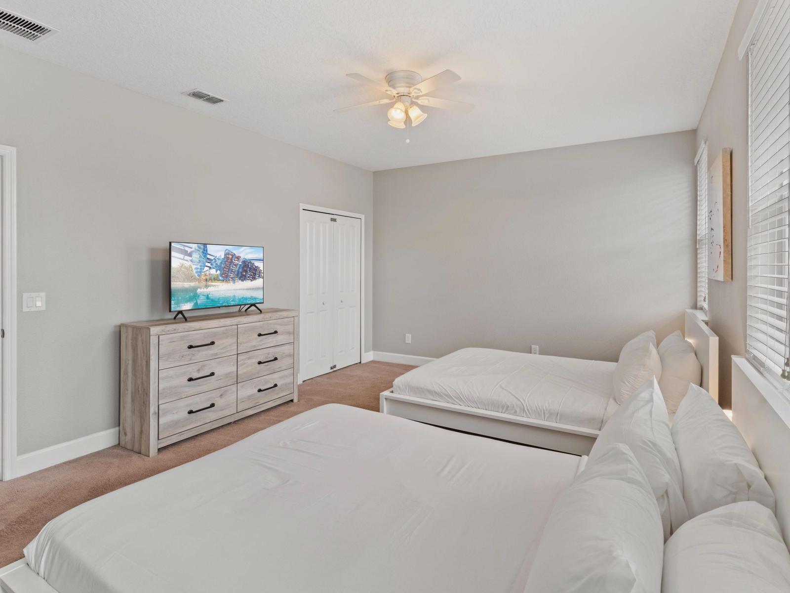 Cozy Bedroom of the Townhouse in Davenport Florida - Bright and airy bedroom with large windows for natural illumination - Smart TV and Netflix - Plush bedding for a restful night's sleep