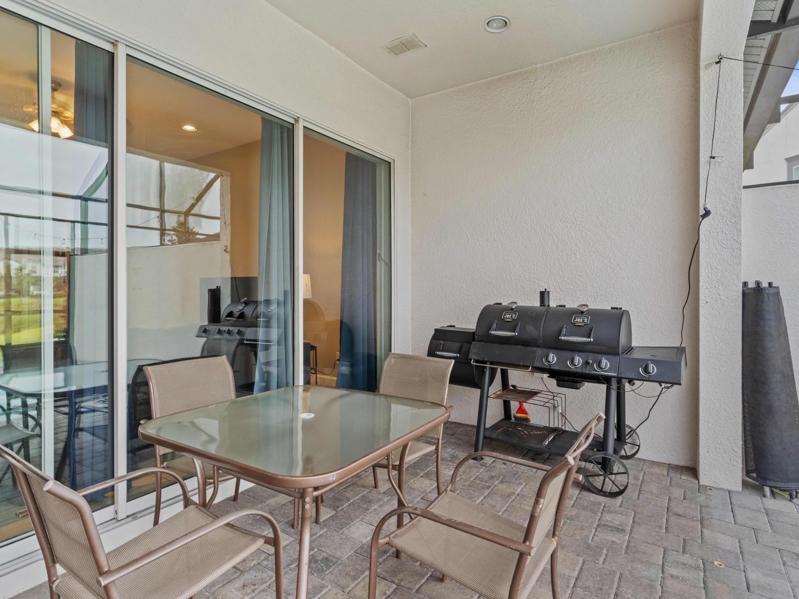 Lush Outdoor dining of the Townhouse in Davenport Florida - BBQ Grill - Gather 'round for al fresco feasts! - Share delicious meals with pool views - Create cherished memories