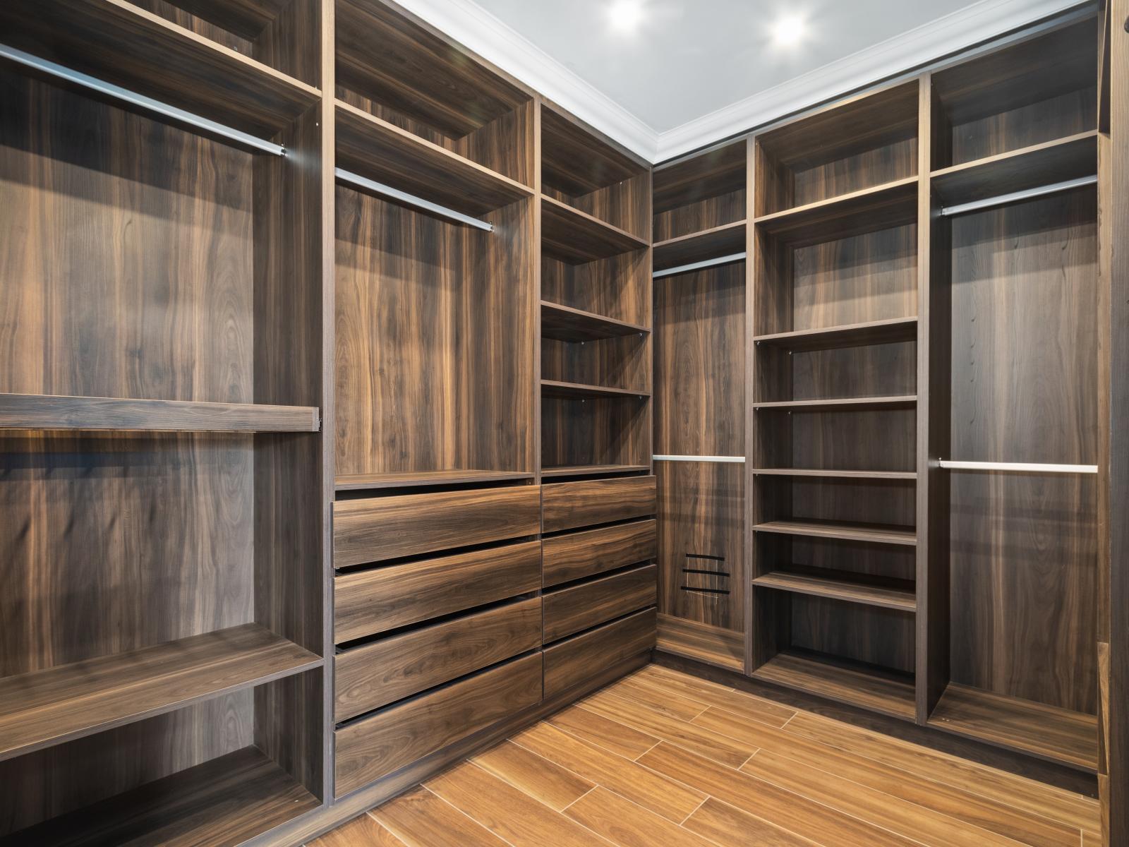 Spacious walk-in closet of the Villa in Noord Aruba - Ample Storage Options - Thoughtfully designed for comfort and style. - Bright Space