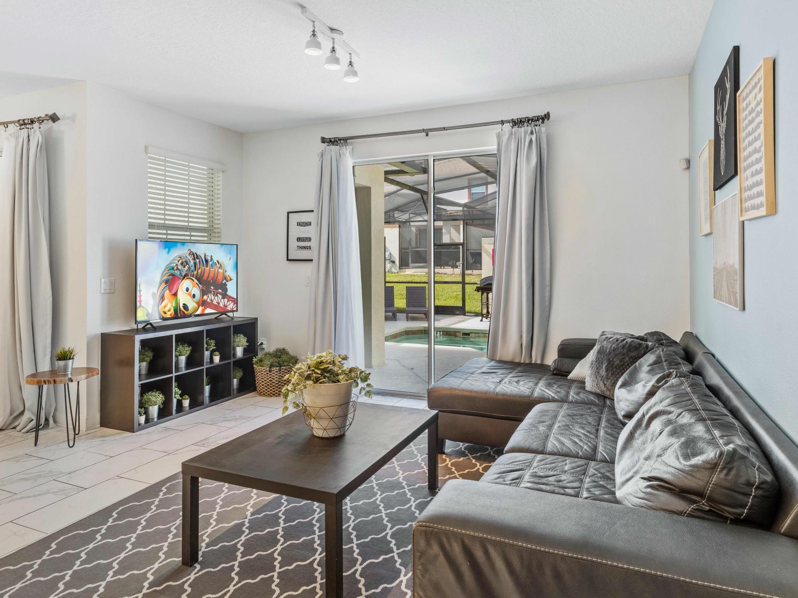 Luxurious living area of the apartment in Davenport - Cosy sofas - Elegantly decored living area - Large bright windows of the living area with Mesmerizing views - Beautifully furnished floor - Availability of TV and Netflix