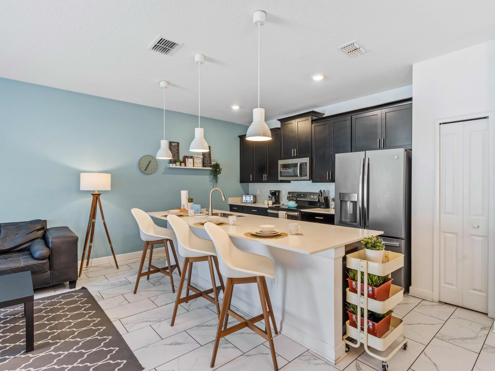 Fully equipped kitchen of the apartment in Davenport - Availability of all kitchen accessories - Large amount of storage - Sufficient space to work according to your ease - Excellent bright space of apartment - Availability of high chairs