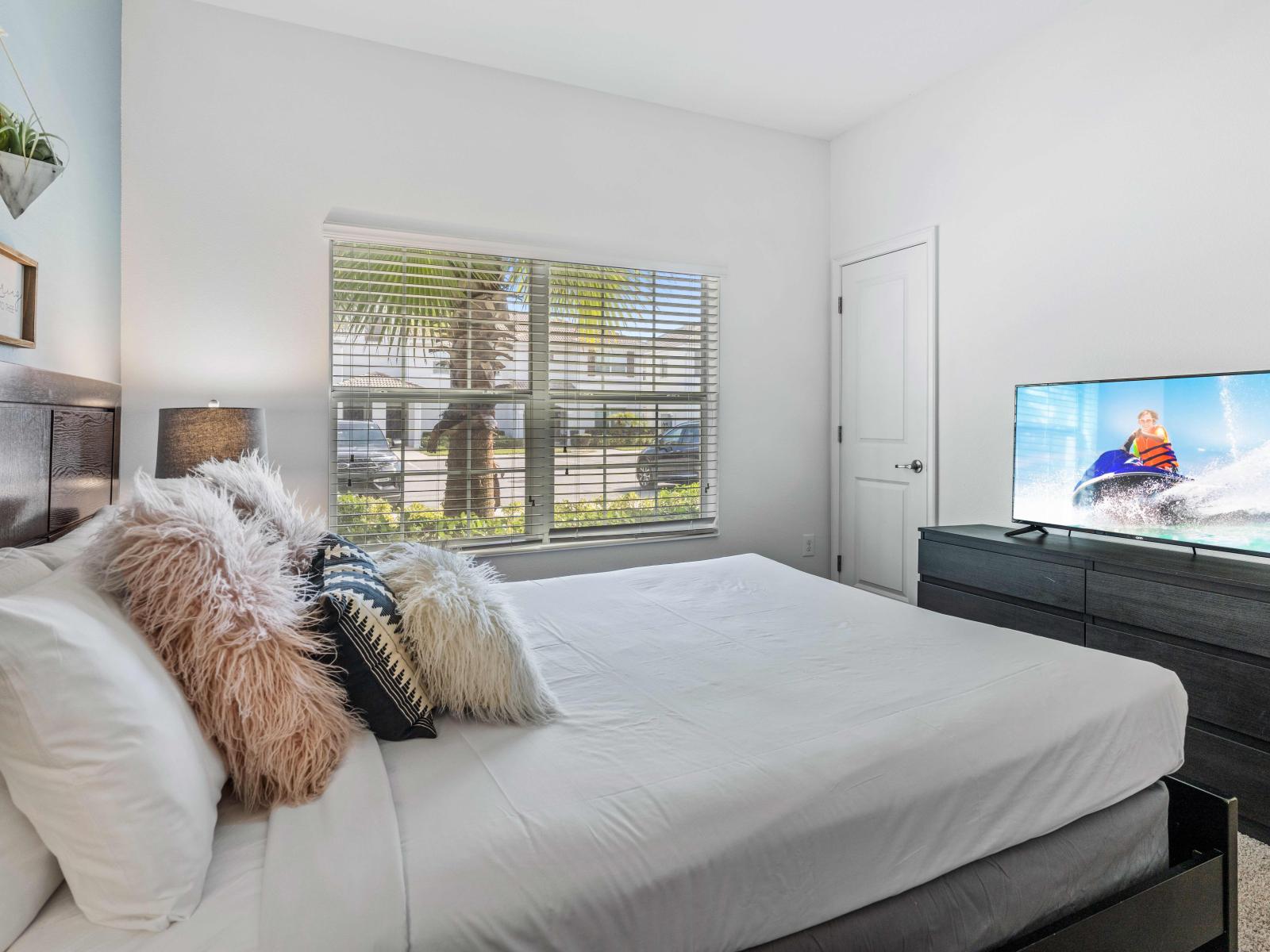 Majestic bedroom of the apartment in Davenport - Comfy Double bed - Elegantly designed room - Beautiful painted walls with decoration - Majestic table lamps - Neat and clean linen - Large windows with beautiful views - TV and Netflix available