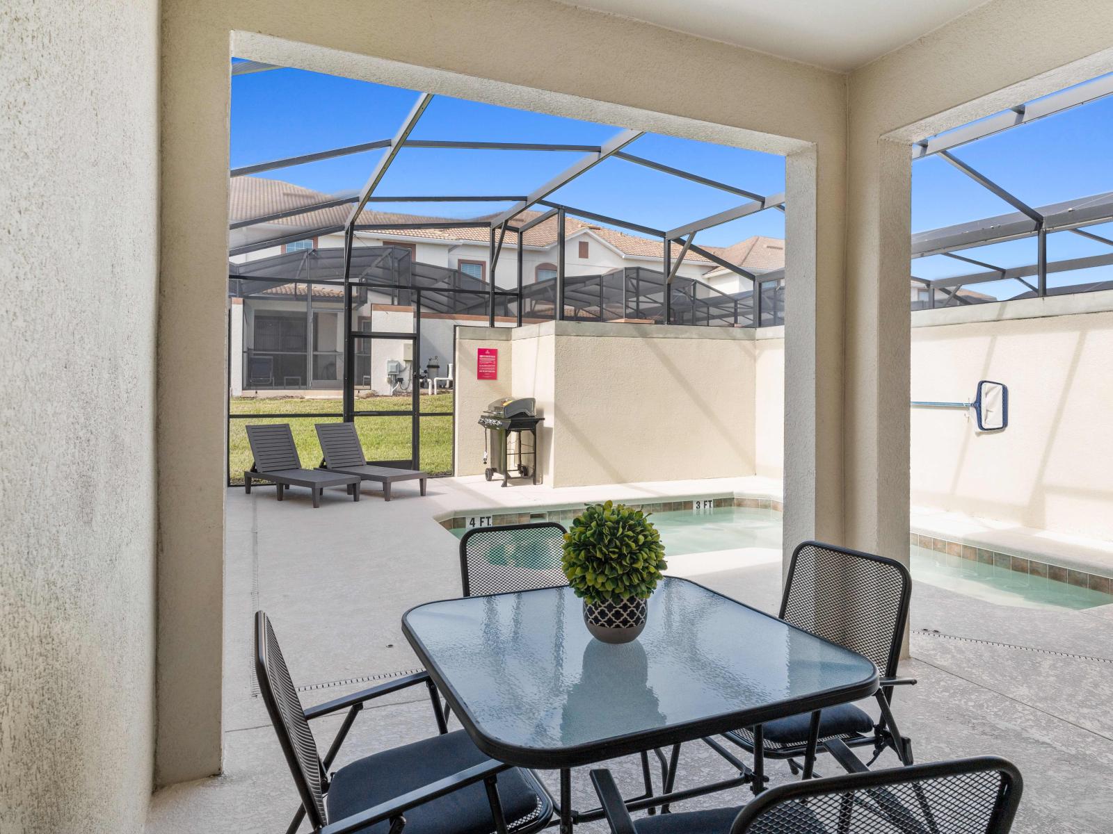 Elite outdoor dinning area of the apartment in Davenport - Beautiful 4 persons dinning - Majestically decored space with refreshing Atmosphere - Superbly sunbathed space with umbrella shade - Outstanding pool facing dinning area - Beautiful views