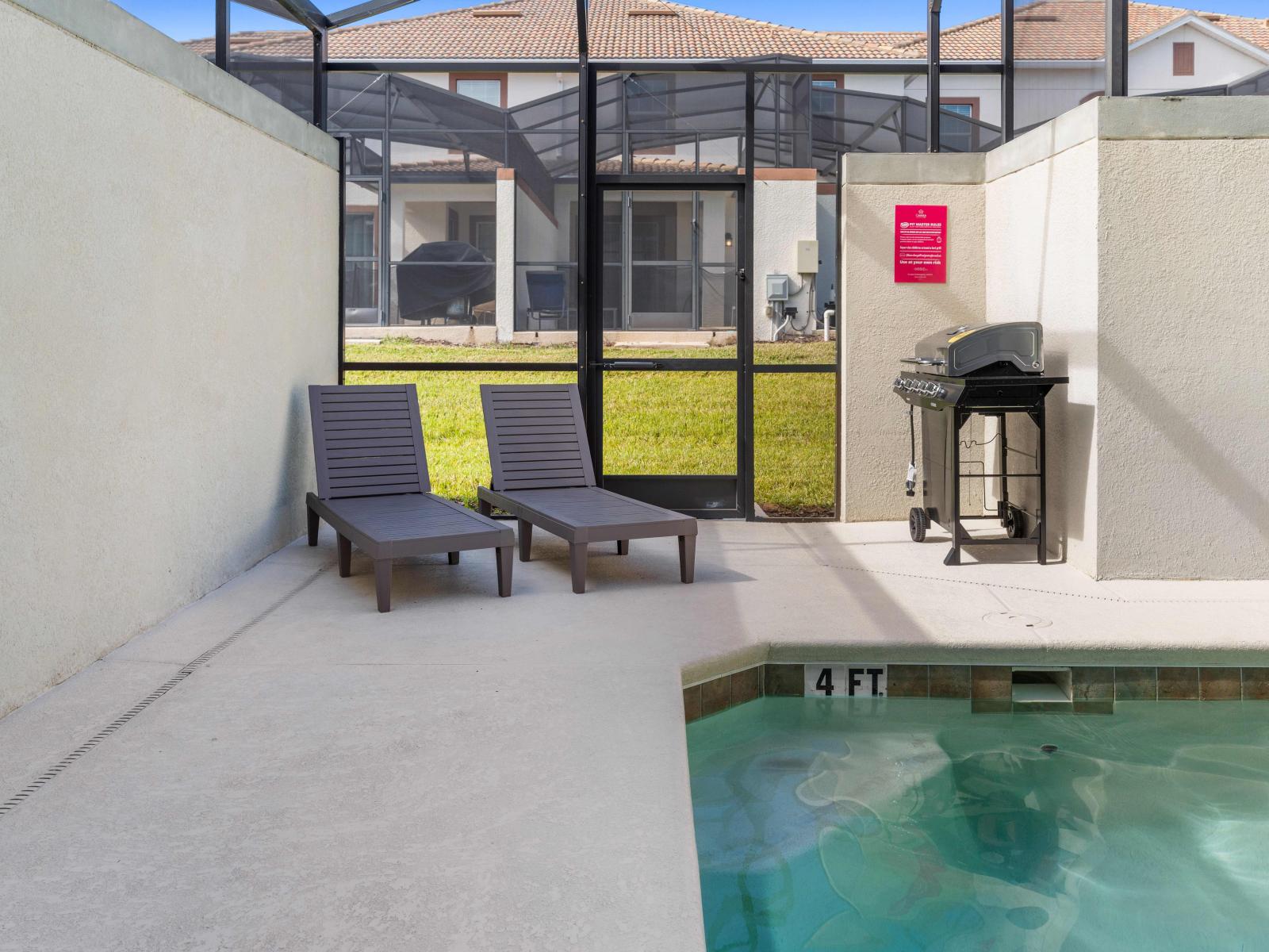 Splendid private Pool of the Apartment in Davenport - Cosy beach chairs available - Dive into refreshing poolside escape - Immerse yourself in the elegance of our pool - Experience ultimate relaxation in our poolside paradise - BBQ grill available.