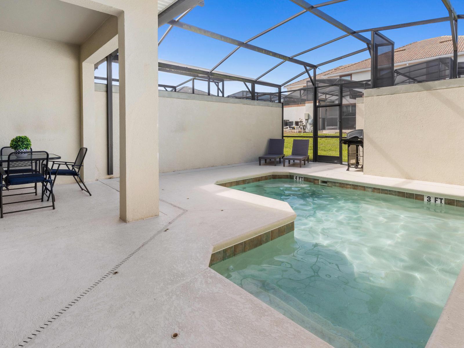 Splendid private Pool of the Apartment in Davenport - Cosy beach chairs available - Dive into refreshing poolside escape - Immerse yourself in the cool elegance of our pool - Experience ultimate relaxation in our poolside paradise