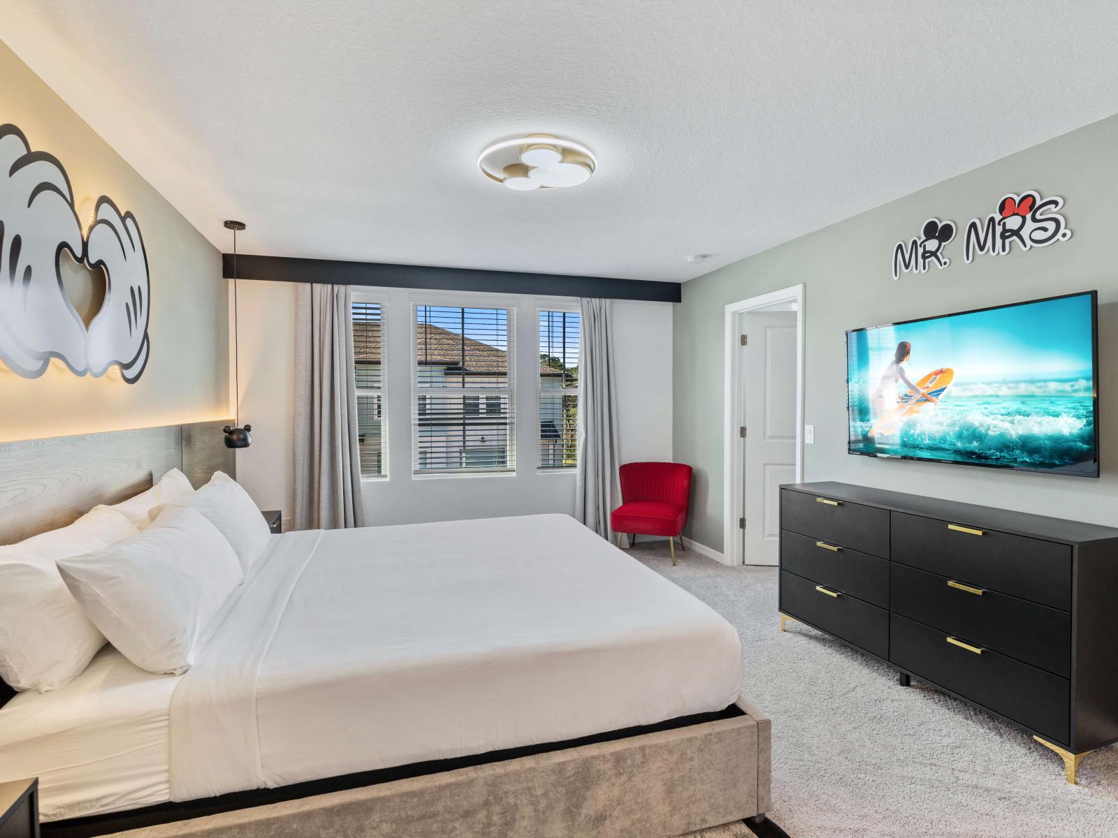 Regal Bedroom of the Townhouse in Davenport Florida - Adorned with charming Mickey Mouse wall fixtures and stylish lighting - Smart TV and Netflix - Sanctuary where Disney dreams come to life