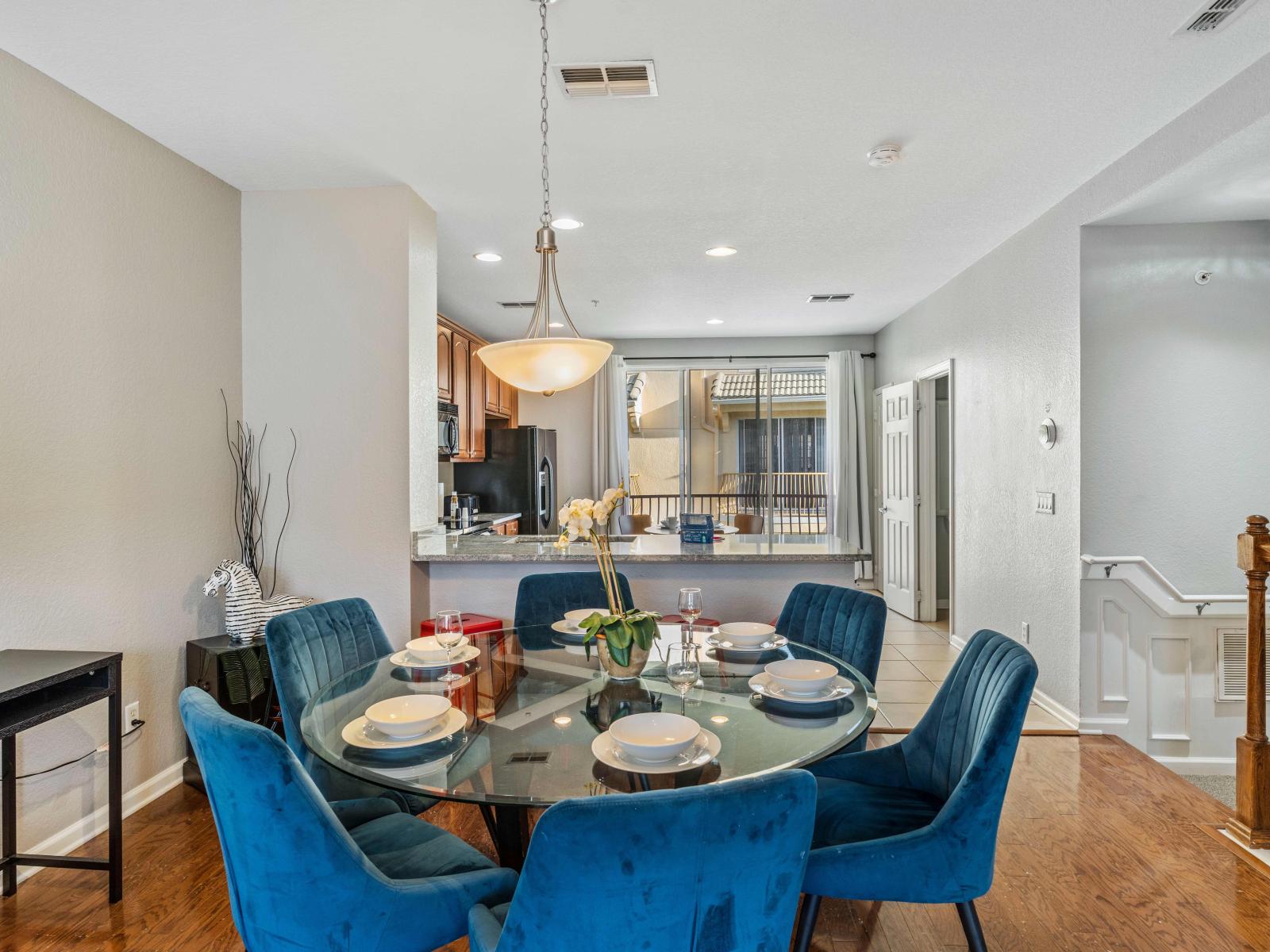 Inviting dining area of the townhouse in Orlando - Every meal becomes a celebration of taste when you gather up in this beautiful dinning space - Well-appointed 6 persons dinning table with comfortable chairs - Enjoy the convenience of open kitchen