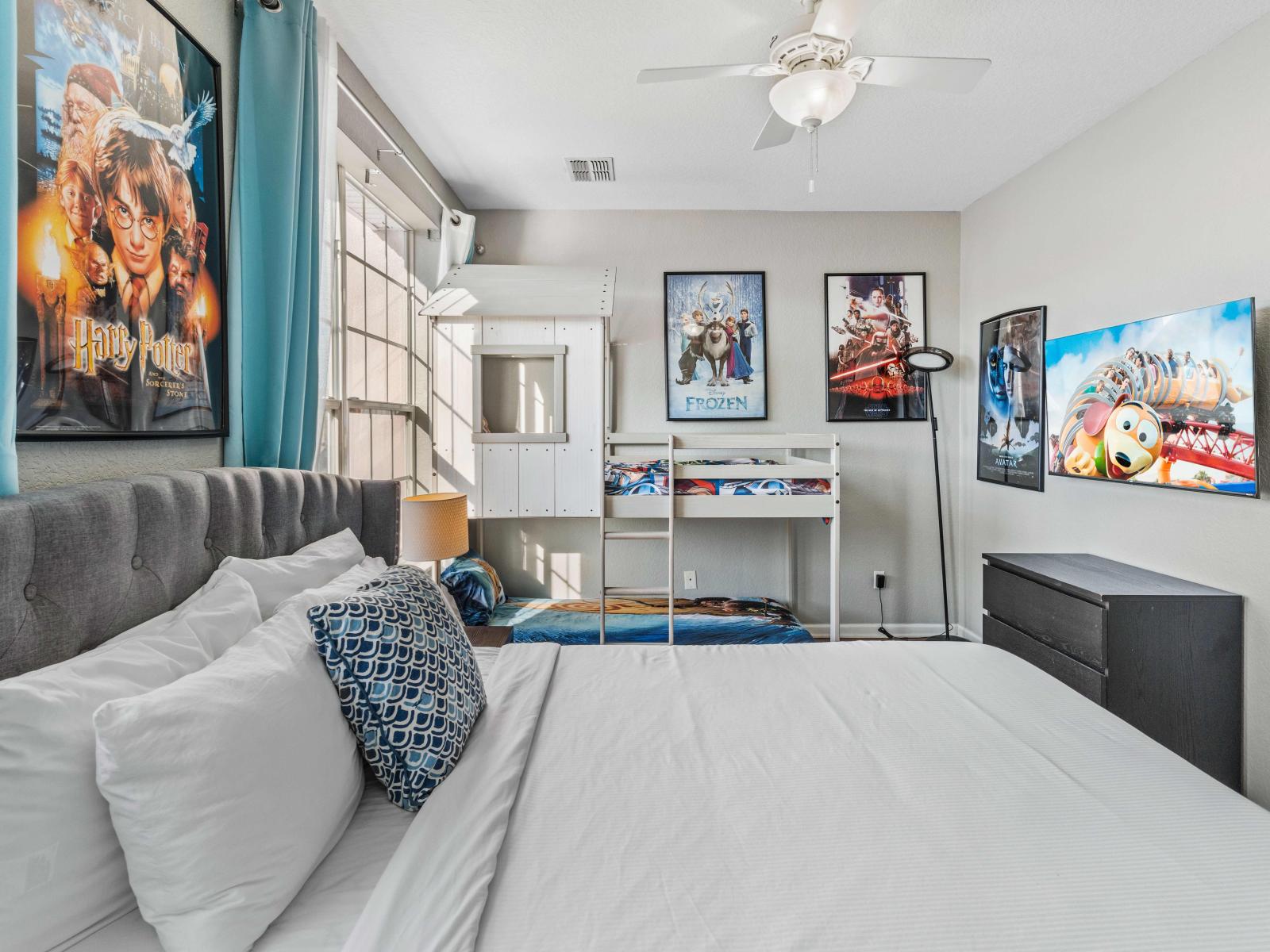 Amazing bedroom of the townhouse in Orlando - Completed with a queen size bed and a single bunk bed for kids - Availability of smart TV and Netflix for your entertainment - Disney themed decor according to the kids demand to enjoy there stay