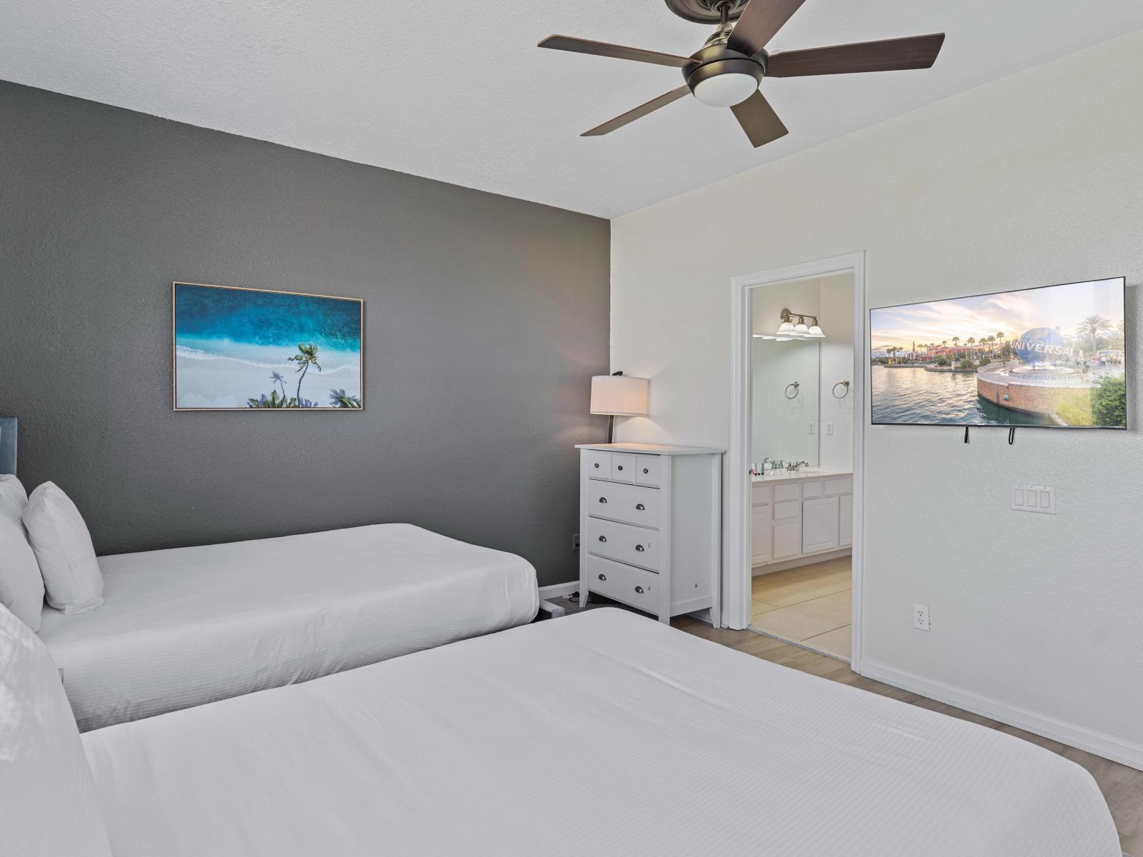 Spacious Bedroom Suite of the townhouse at Vista Cay Resort - Boasts two single beds and an en-suite bathroom. - Guests are treated to a luxurious retreat within the welcoming atmosphere - Rest and recharge in style, availability of TV and Netflix