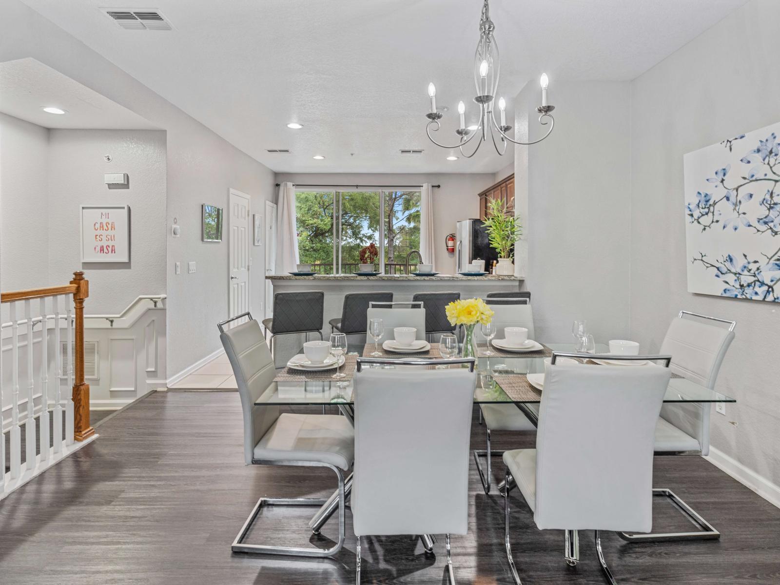 - Sophisticated dining area of the townhouse in Orlando Florida - Dining arrangement for 6 persons - Thoughtful lighting fixtures creating an intimate and inviting atmosphere - Understated elegance with a focus on clean lines and sleek design