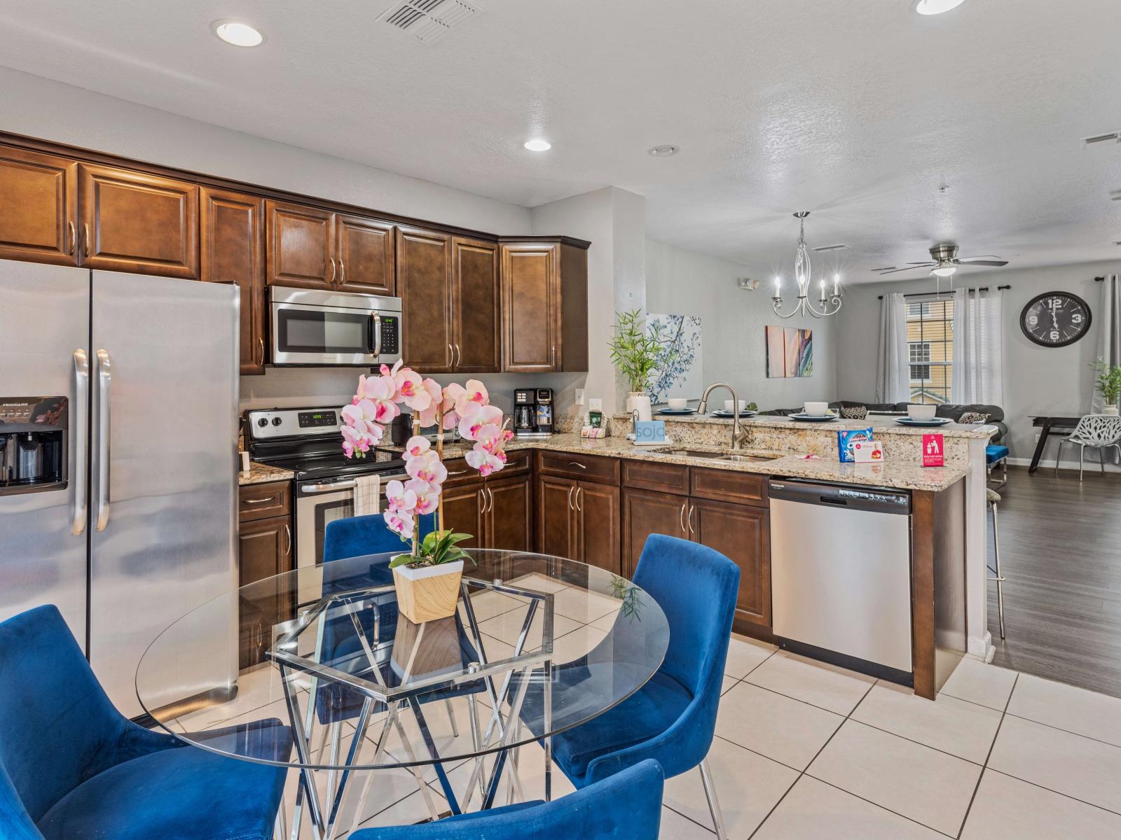 - Fully equipped kitchen of the townhouse in Orlando Florida - Features modern stainless steel appliances - Breakfast bar and high chairs - Open concept kitchen with plenty of space to work with ease - Sublime 4 persons dinning table within kitchen