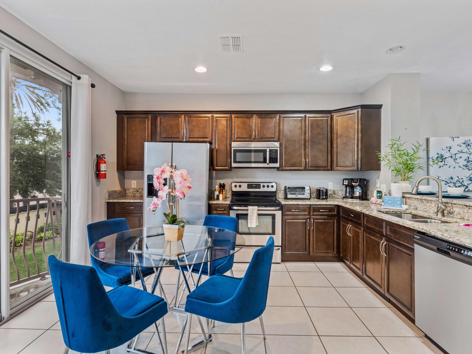 - Amazing culinary heaven of the townhouse in Orlando Florida - All kitchen accessories and amenities available for the convenience - Elite 4 persons dinning table with in the kitchen to serve fresh meals - Sliding windows leading to the balcony