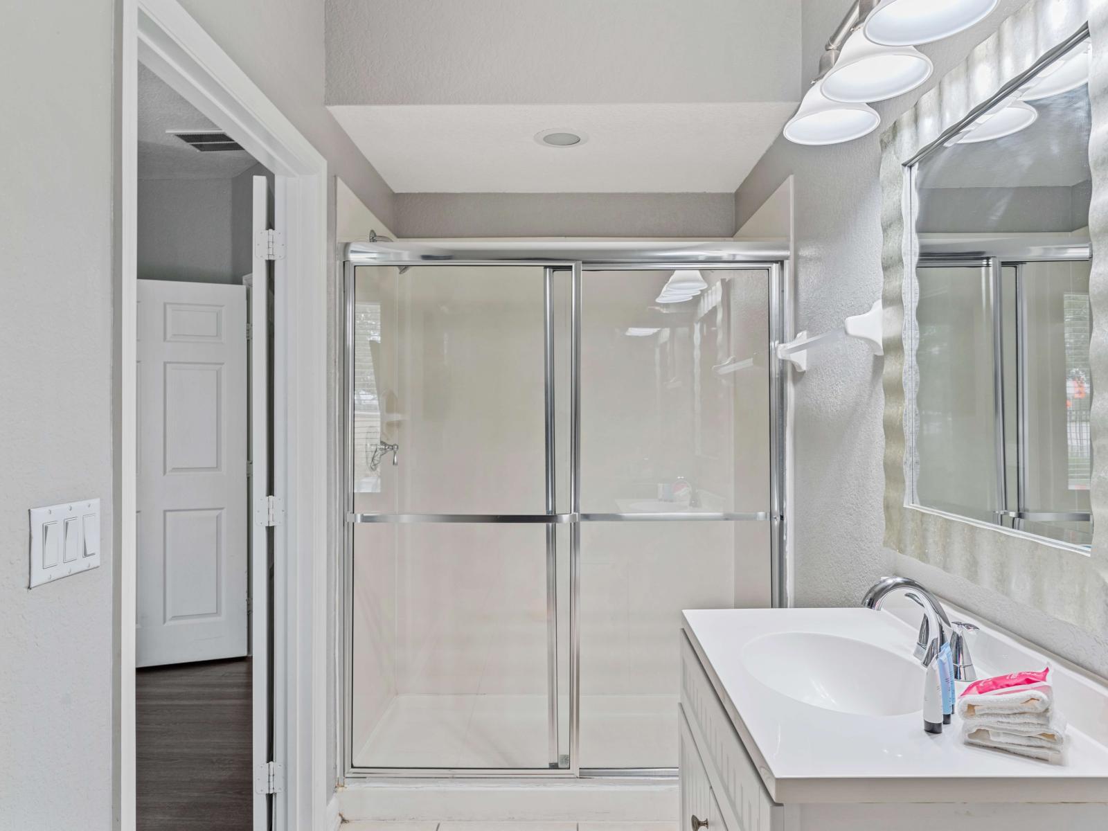 - High-end bathroom of the townhouse in Orlando Florida -  Enjoy the comfort of a glass enclosed walk-in shower area - Completed with contemporary design meets functionality for an exquisite stay - Availability of fresh towels and bathroom amenities