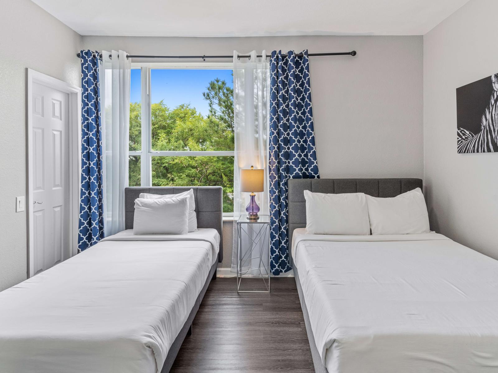 - Spectacular bedroom of the townhouse in Orlando Florida - Bedroom completed with one double bed and a single bed - Stunningly wooden furnished floor - Glorious table with a lamp on it - Neat and clean linen with fluffy pillows