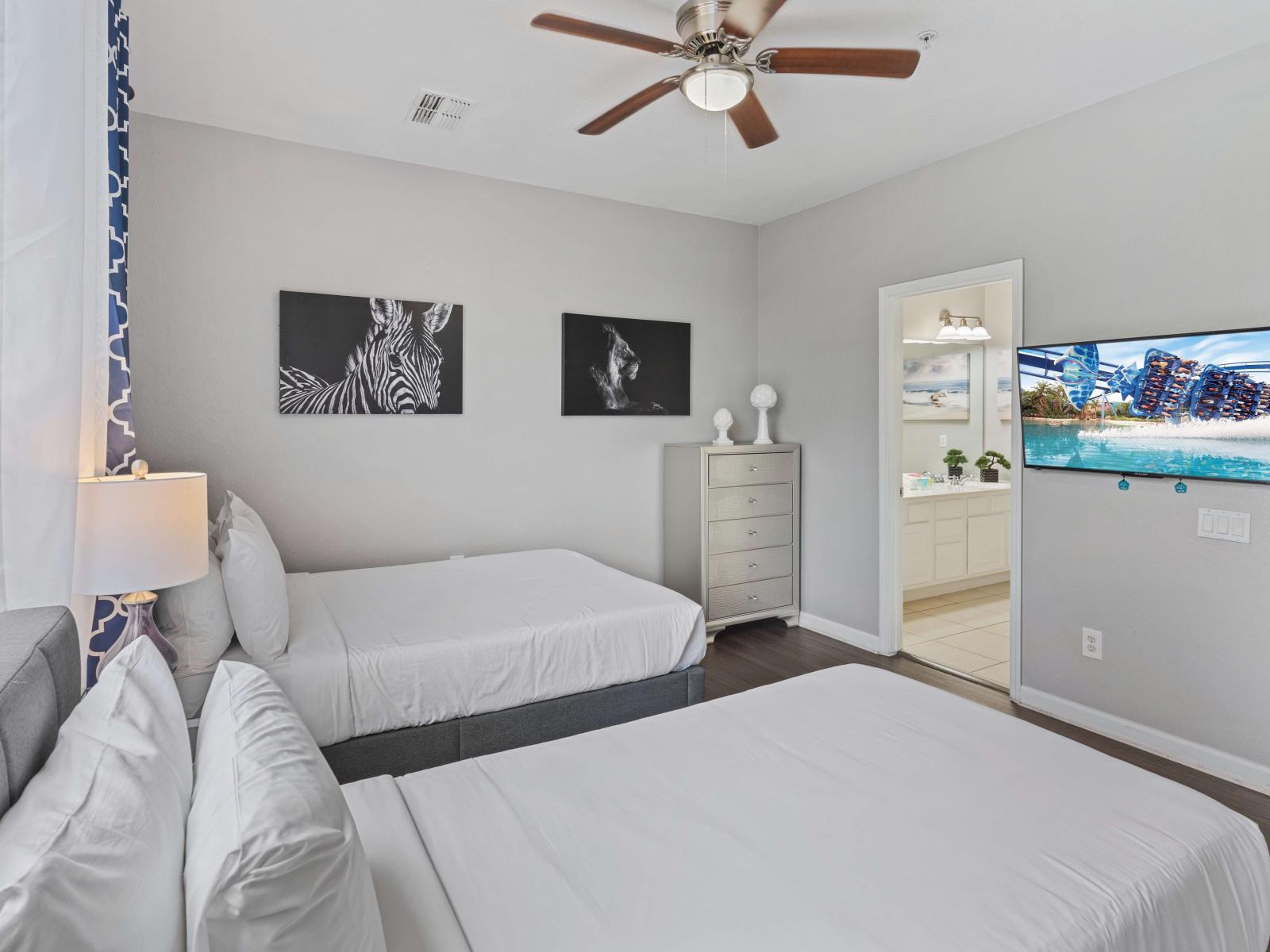 Exquisite bedroom of the townhouse in Orlando Florida - Featuring a double bed and a single bed with neat and clean linen and soft pillows - Decored with beautiful wall paintings - In entertainment options smart TV and Netflix available