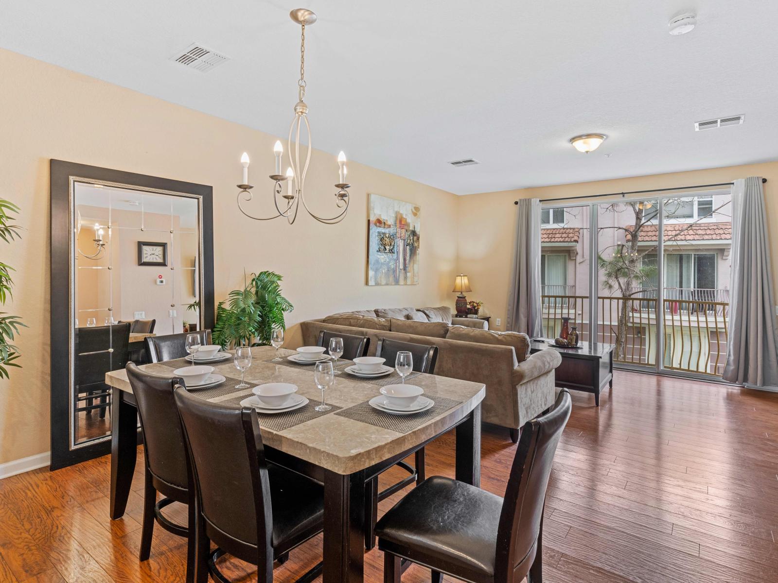 Graceful dinning area of the townhouse in Orlando - Stunning 6 persons dinning table - Majestic chandelier and lovely big size mirror used for the decoration - Dinning with stunning outside views