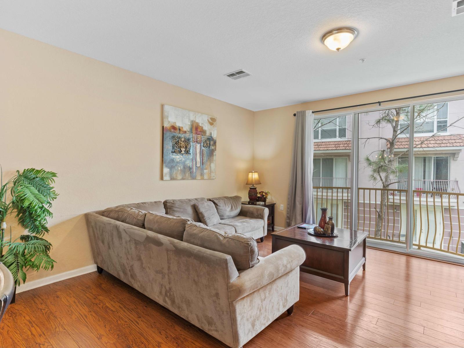 Imposing living area of the townhouse in Orlando - Cozy sofas and refreshing ambiance creates the perfect setting for memorable moments. - Decored with beautiful wall painting - Stunning outside views