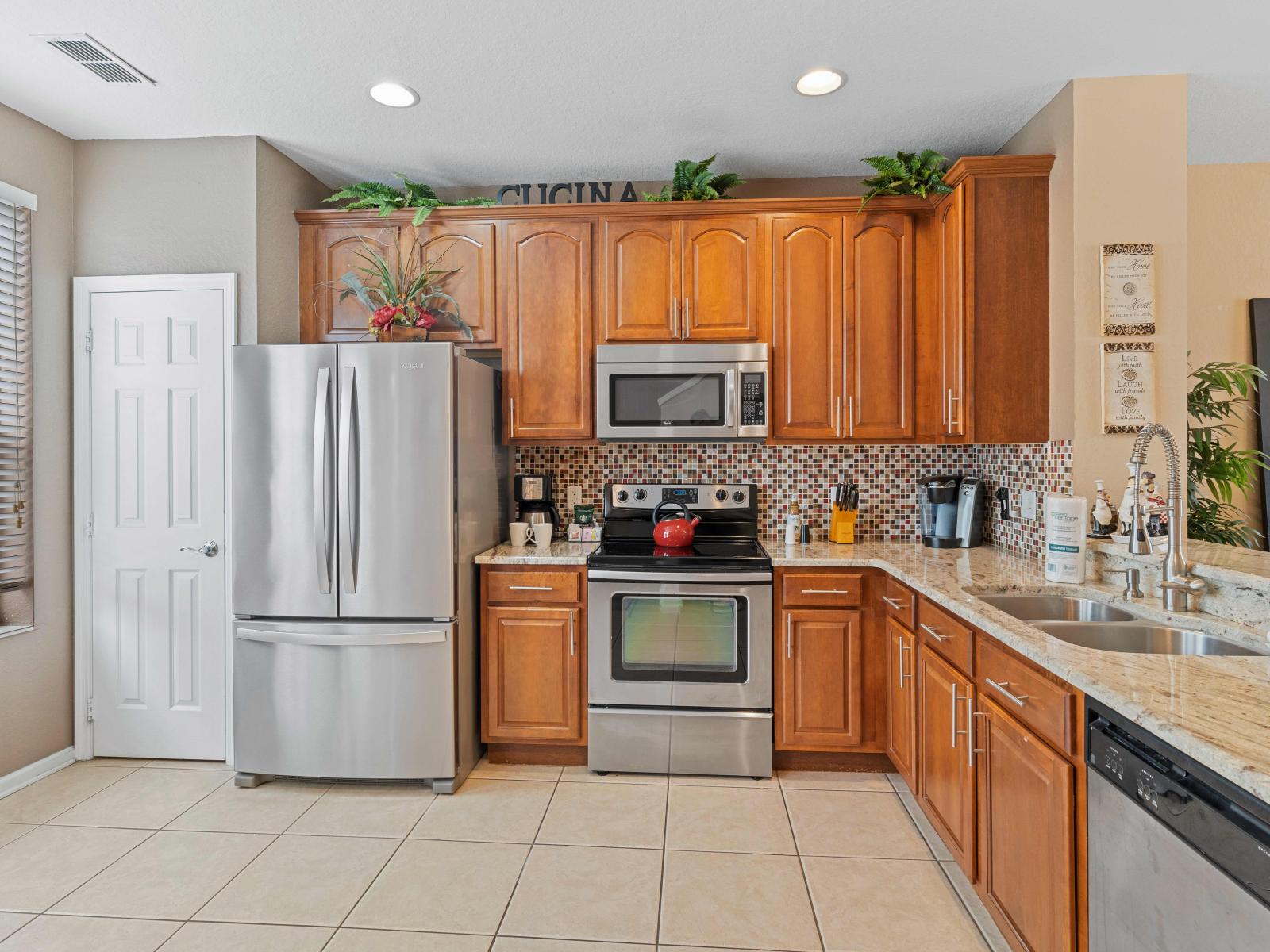 Amazing fully equipped kitchen of the townhouse in Orlando - With plenty of counter space, our kitchen offers room for meal prep, cooking and serving - Large windows flood the kitchen with natural light