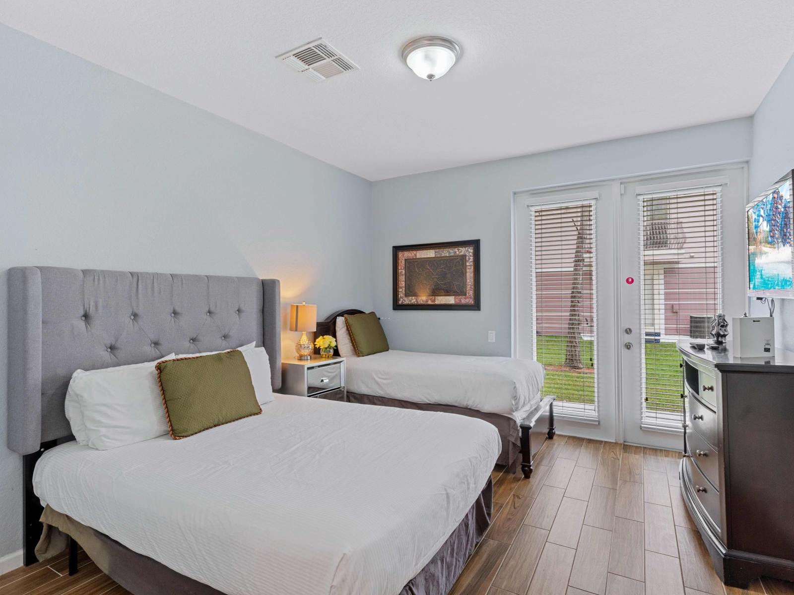 Magnificent bedroom of the townhouse in Orlando - Featuring comfy double bed and a single bed - Elegant table lamp - Stunning outside views