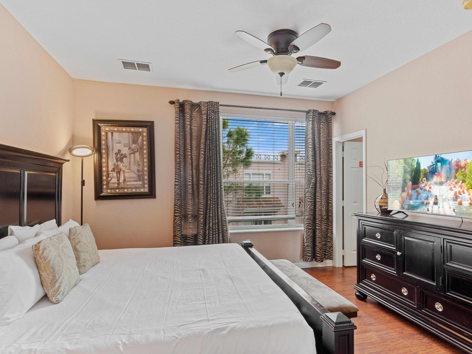 Panoramic bedroom of the townhouse in Orlando - Lavishly decored bedroom featuring cozy king size bed with neat and clean linen - Majestic views from the bright bedside window - For entertainment TV and Netflix available