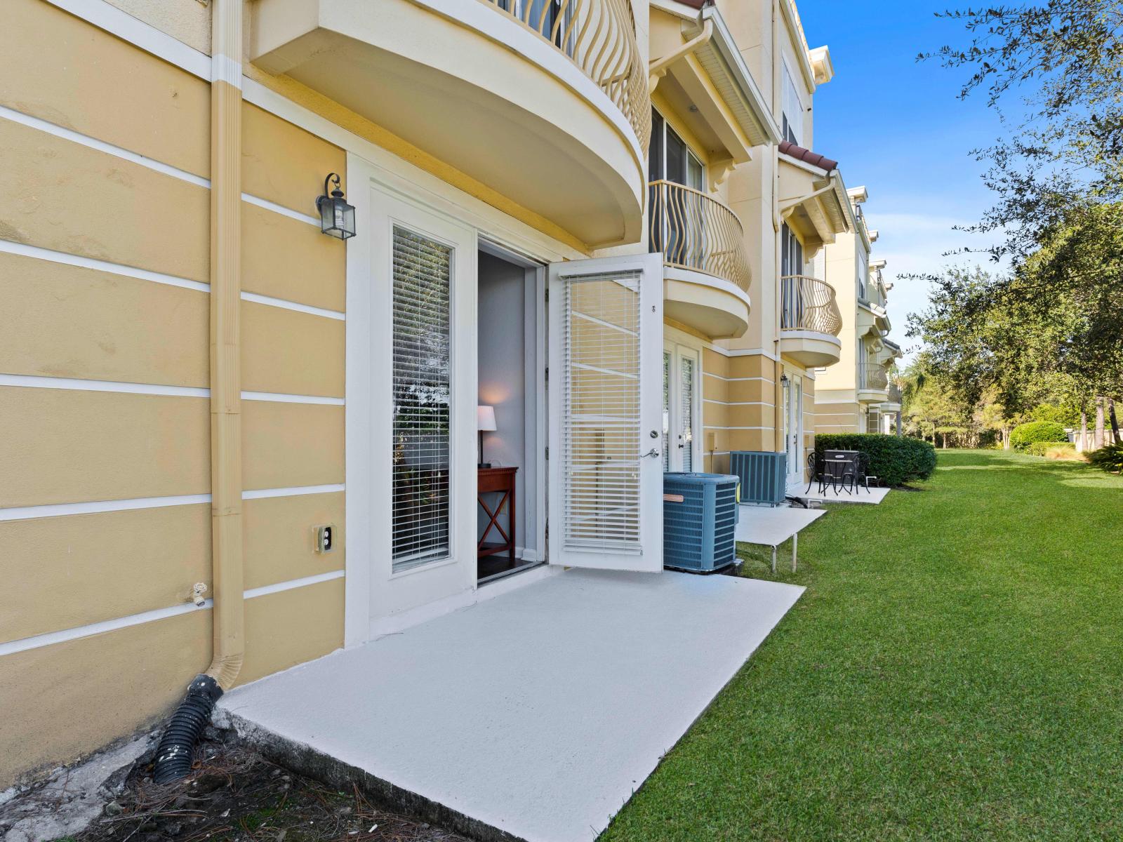 Al Fresco Oasis: Our outside patio, connected to your bedroom, is a sanctuary of peace, offering a retreat immersed in nature and comfort