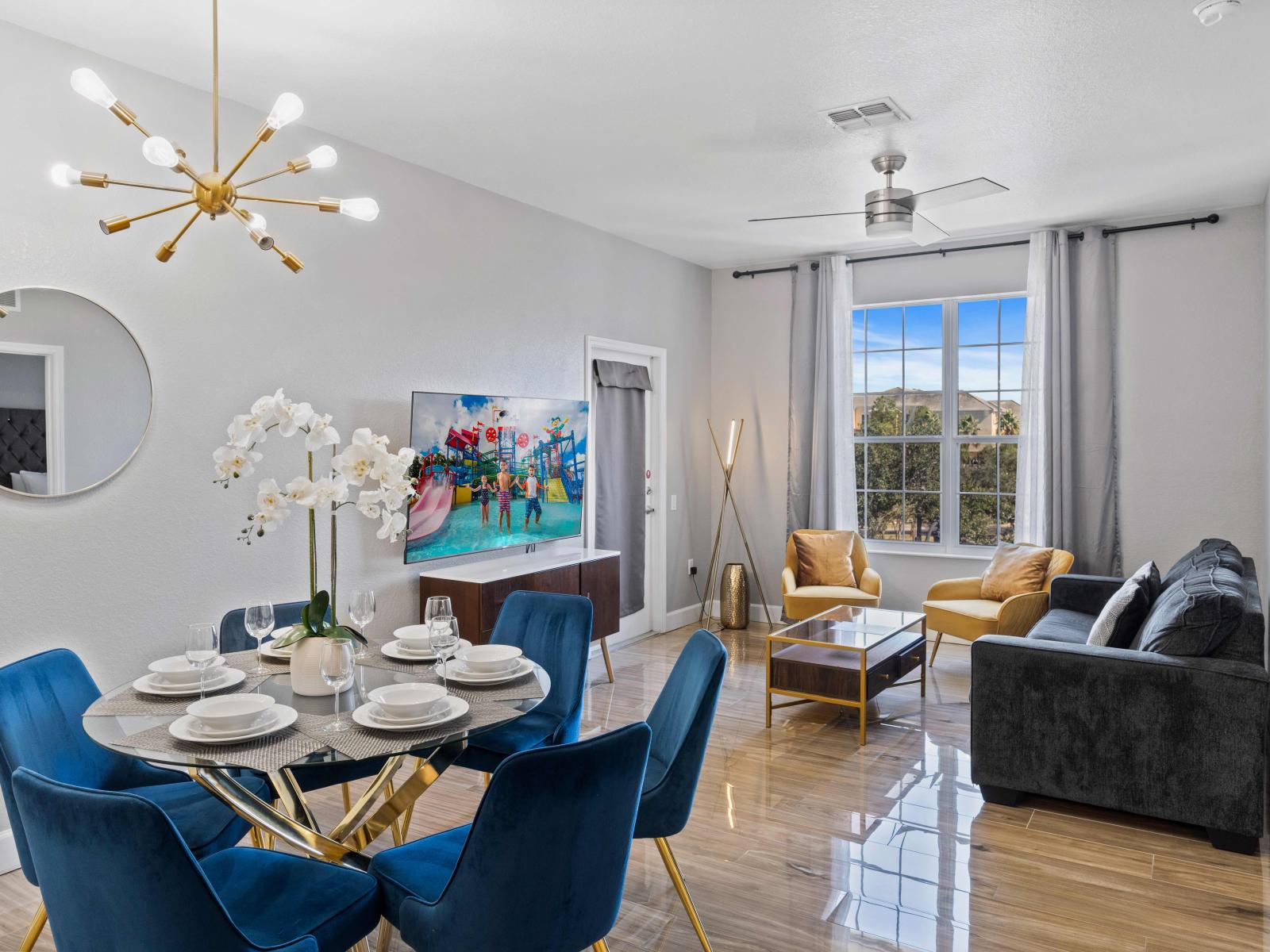 Imposing Living and Dining Area of the condo in Orlando - Beautiful living room with an open layout, creating a sense of spaciousness - 6 Persons cozy Dining - Elegantly decored with majestic chandelier and wall mirror