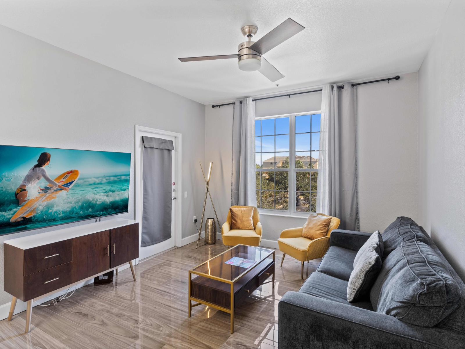 Sublime Living Area of the condo in Orlando - Comfy sofa creates a warm and inviting space for relaxation and entertainment  - Smart TV and Netflix - Luxurious decor and lighting for a lavish ambiance