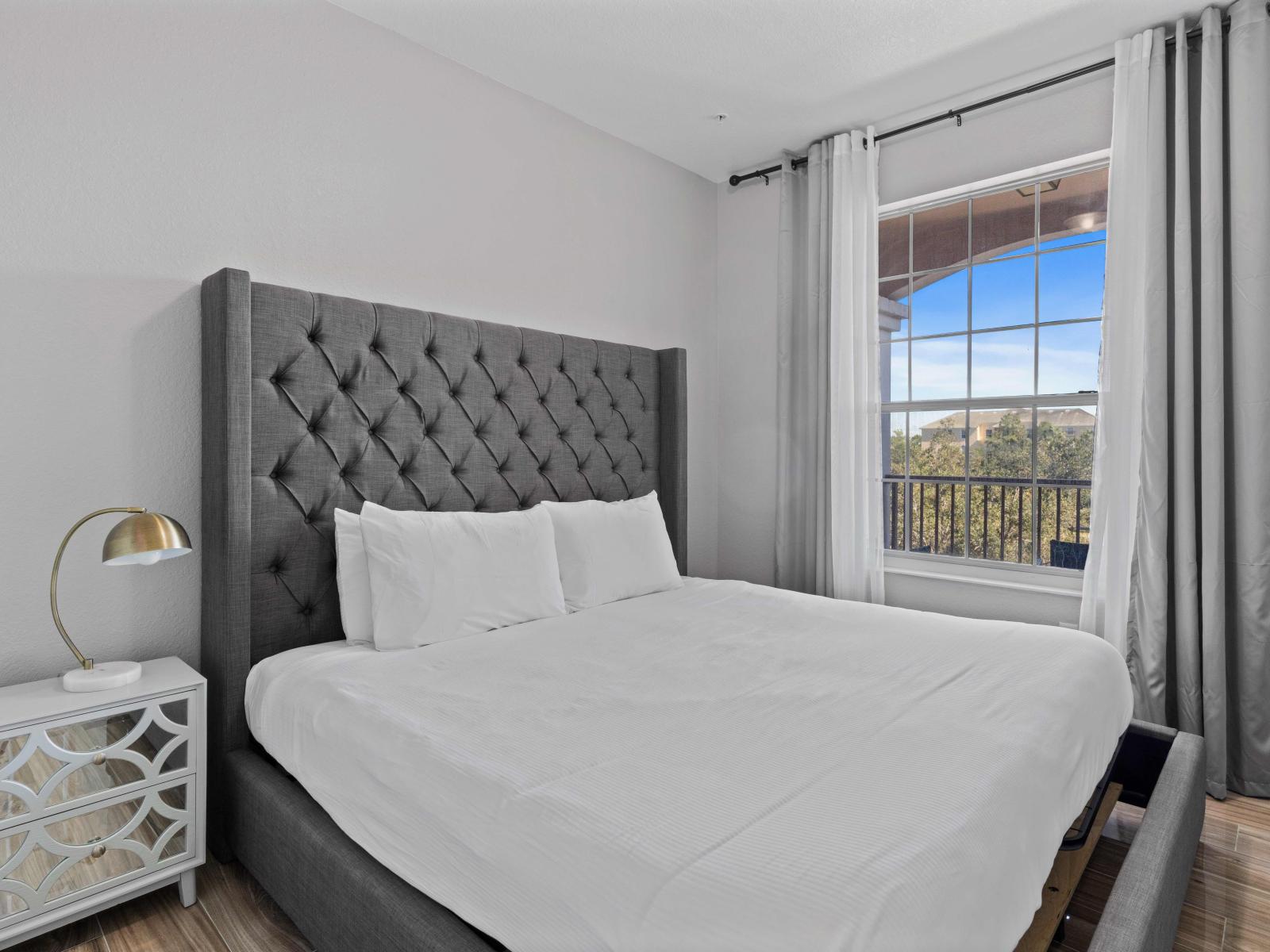 Spectacular Bedroom of the condo in Orlando - Spacious bedroom offering comfort and style with a cozy double bed - Smart TV and Netflix - Luxurious bedding with a window to enjoy mesmerizing outside views