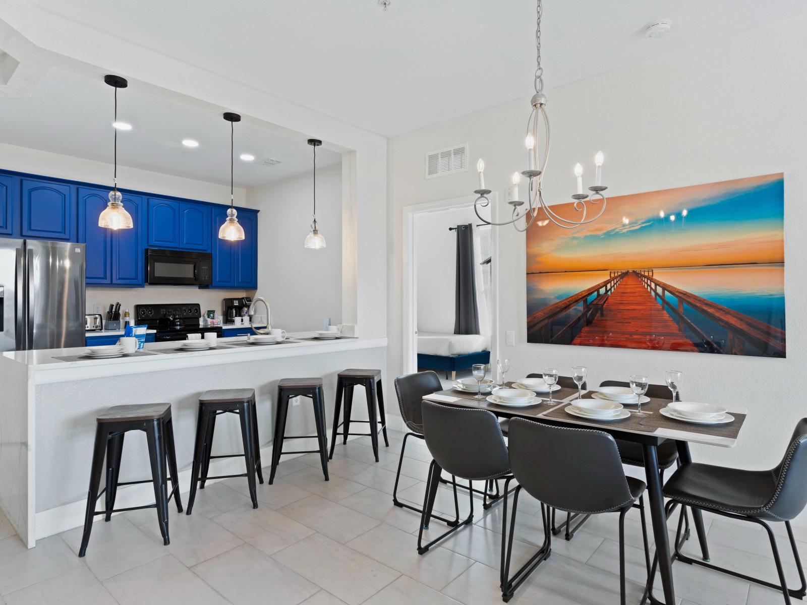 Welcoming dinning and kitchen area of the condo in Orlando - Beautiful 6 persons dinning table to  under a majestic chandelier - Stunningly open kitchen facing dinning area - Relaxing atmosphere