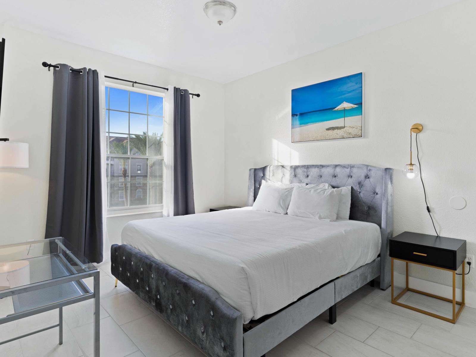 Glorious bedroom of the condo in Orlando - Relaxing double bed with neat and clean linen - Thoughtfully located window with beautiful views - Decored with ocean view painting - Smart Tv and Netflix available for entertainment