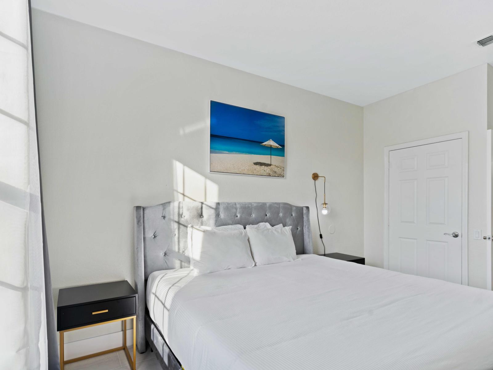 Relaxing bedroom of the condo in Orlando - A cozy double bed provide you restful night sleep - An ocean view painting is used to decor the bedroom - Enjoy lush views for the bedside window of the room while relaxing