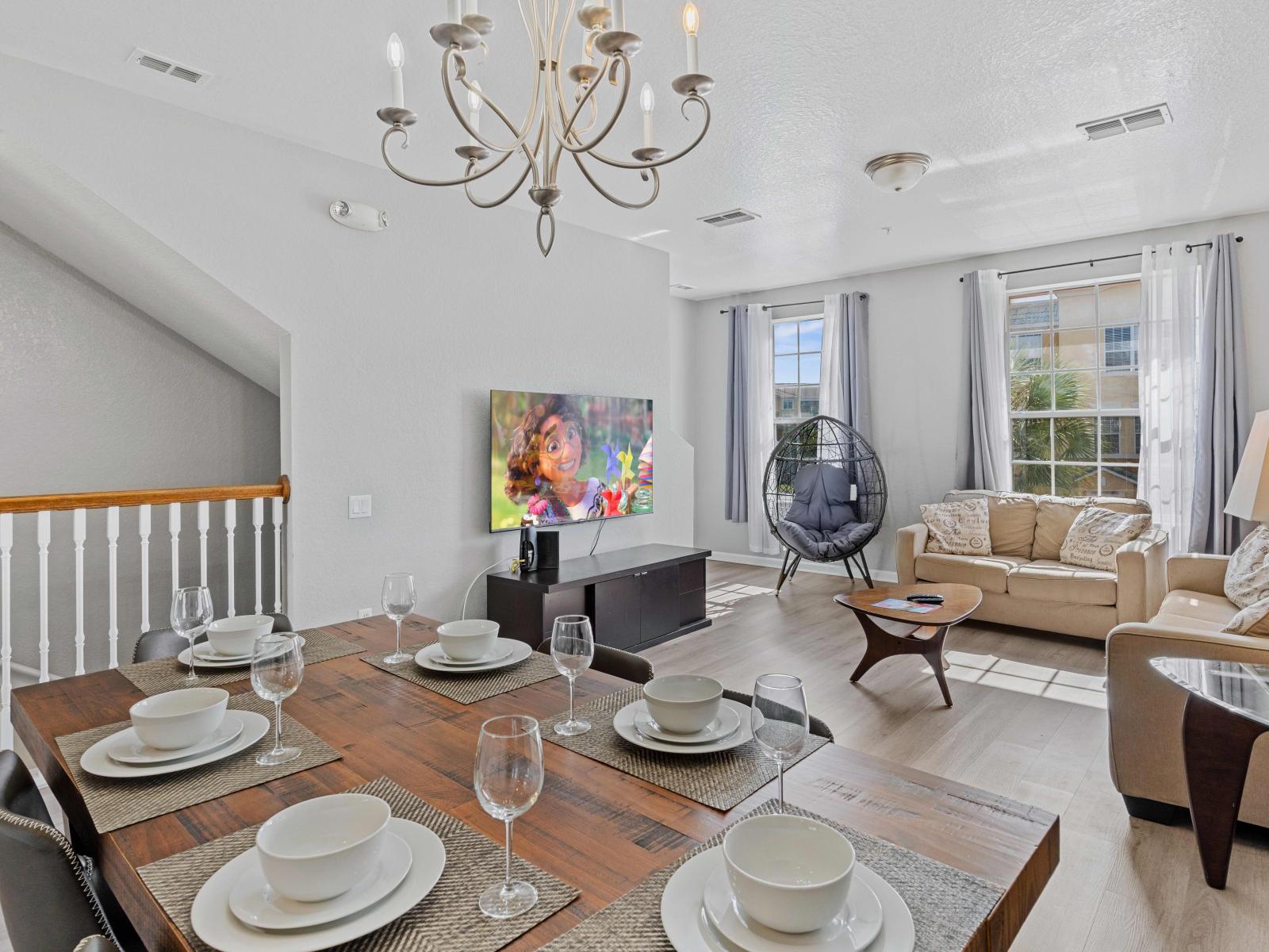 Welcoming dining area of the townhouse in Orlando - Indulge in culinary delights together - 6 persons dining - Chic dining area featuring a stylish table and contemporary seating