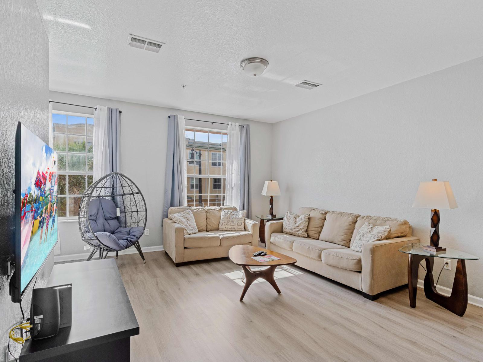 Elegant Living Area of the Townhouse in Orlando - Comfort meets elegance - Every corner beckons with the promise of serene relaxation - Smart TV and Netflix - Comfy Sofas