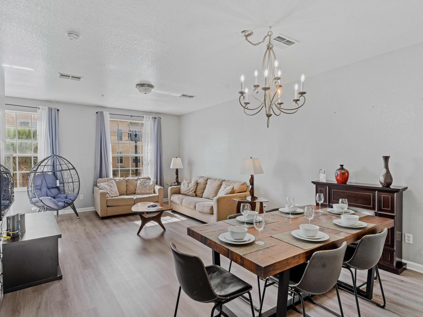 Elegant dining area of the townhouse in Orlando - Perfect blend of elegance and functionality - Stunning 6 persons dining - Open concept connecting the living area to the dining