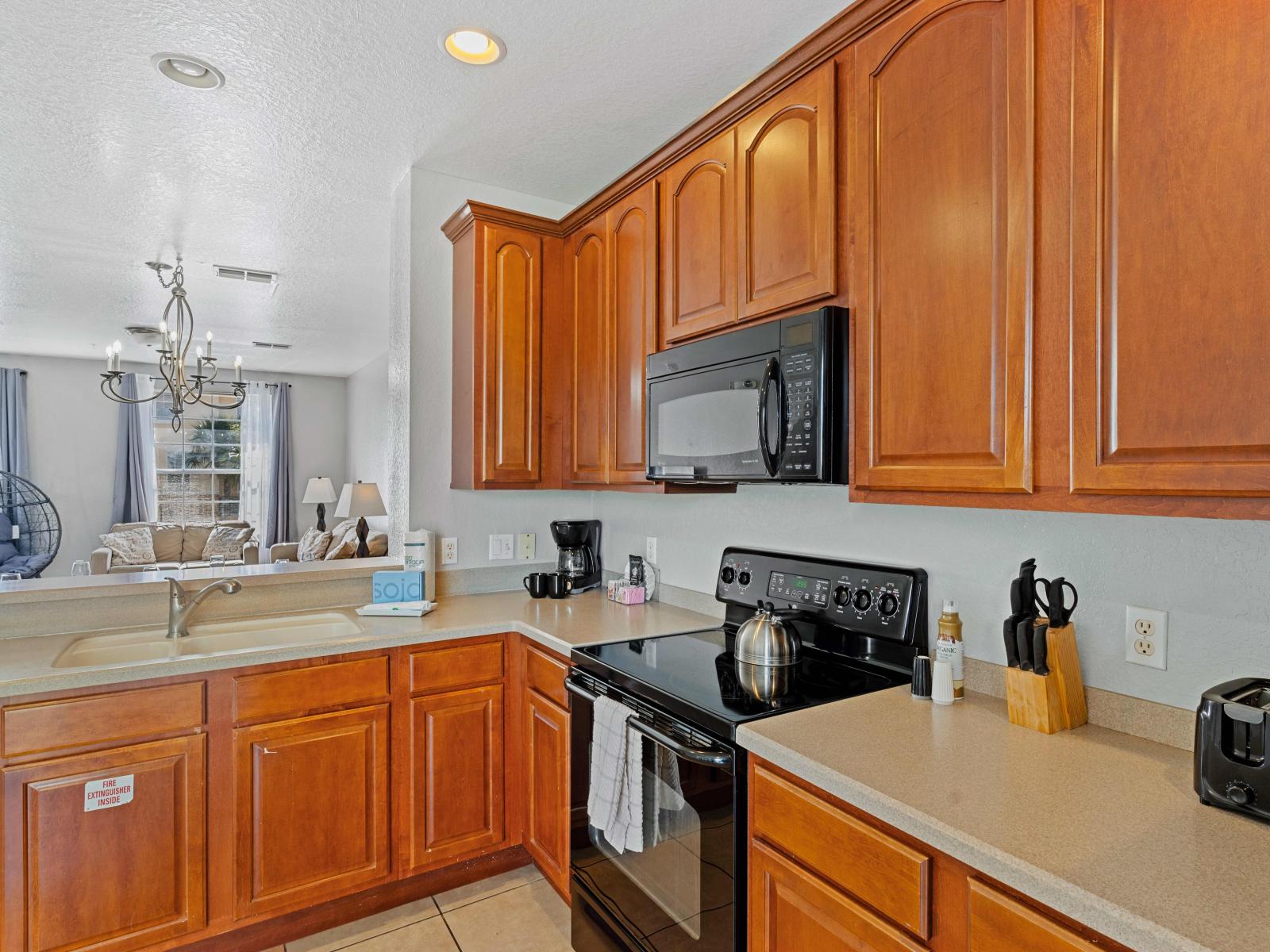 Spacious kitchen of the townhouse in Orlando - Unleash your culinary creativity - Functional layout designed for efficient meal preparation - Integrated appliances for a seamless and stylish appearance