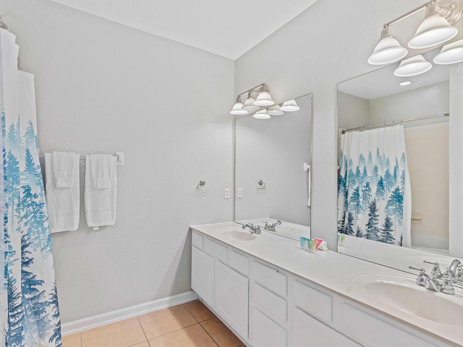 Well-Appointed bathroom of the townhouse in Orlando - Comfortable and refreshing ambiance - Contemporary fixtures for a touch of indulgence - Seamless design featuring a shower area with sliding curtains